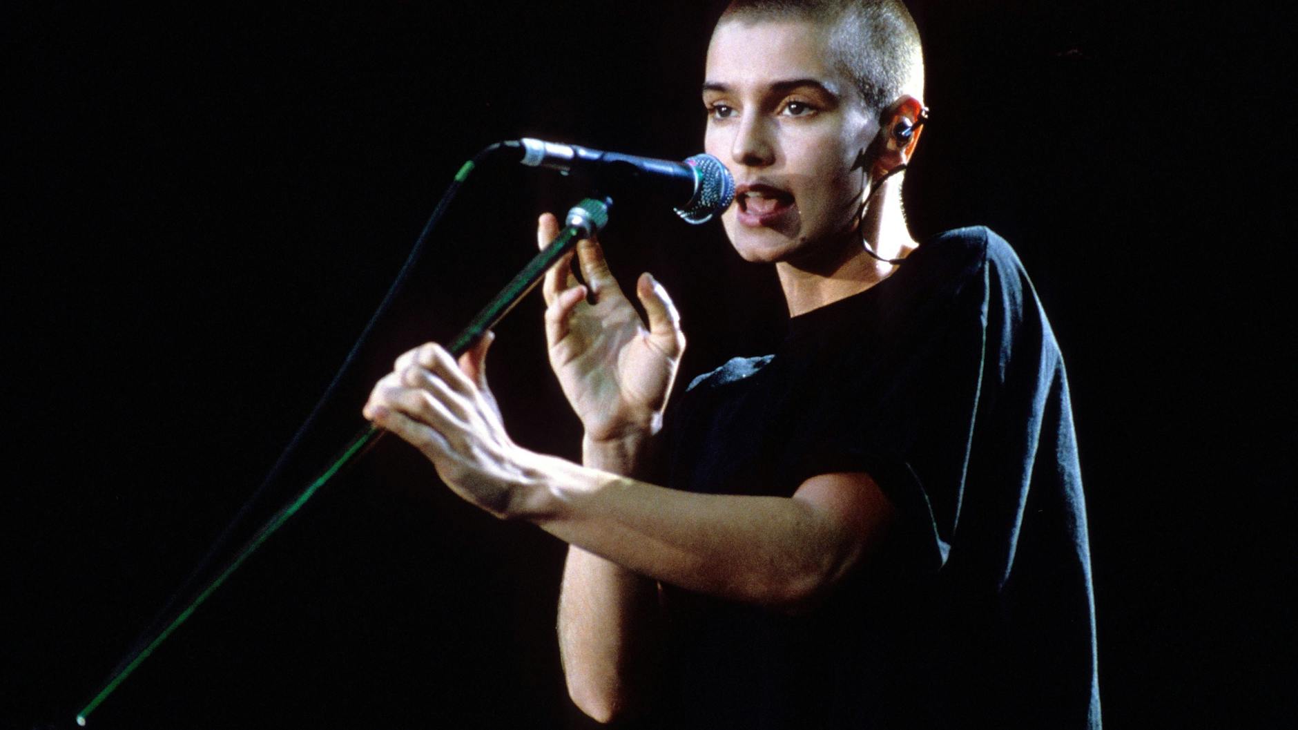 Sinéad O’Connor bei einem Auftritt 1990: Damals hatte sie gerade ihren ersten Hit mit „Nothing Compares 2 U“.