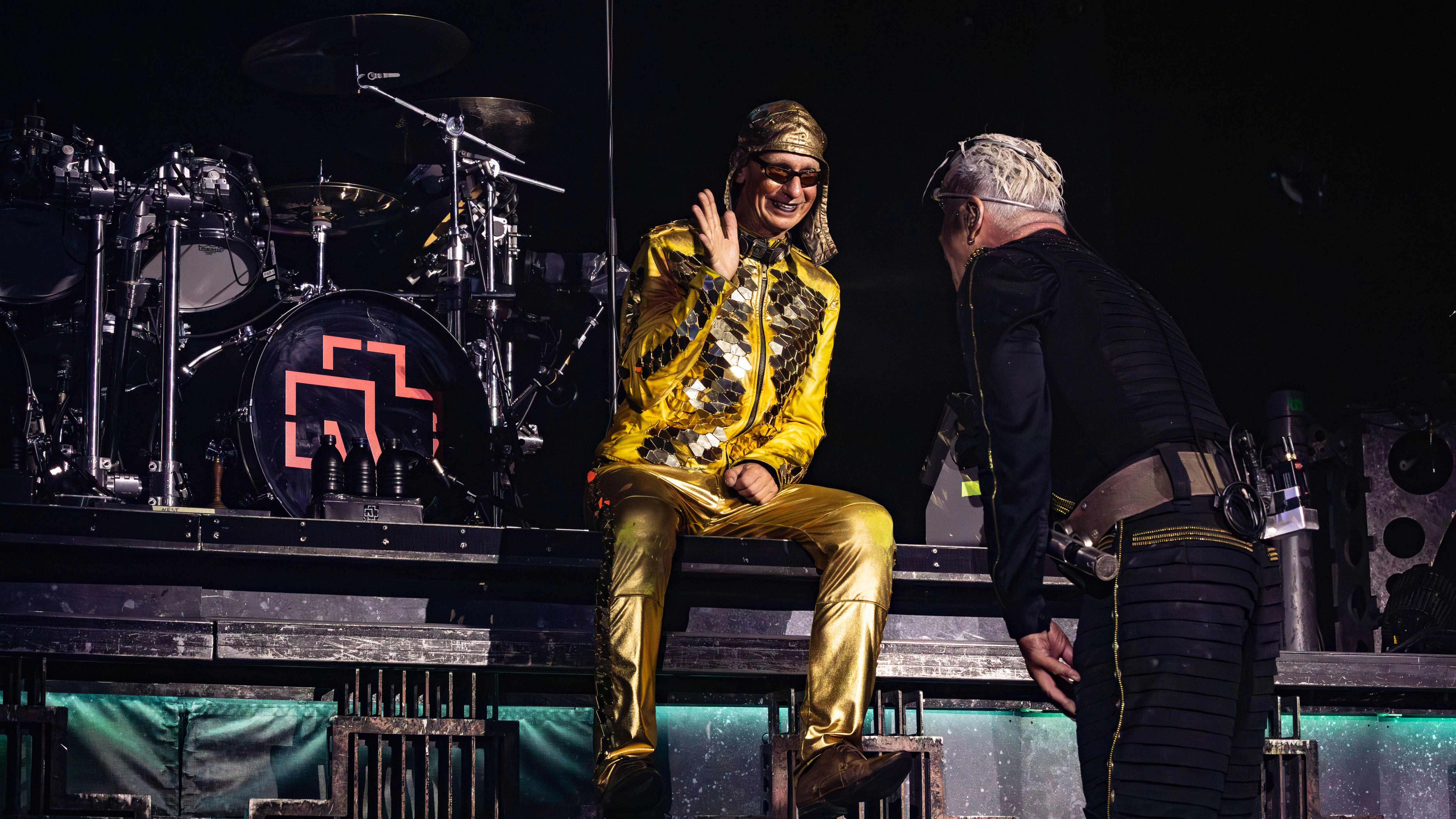 Frontmann Till Lindemann und Keyboarder Christian „Flake“ Lorenz bei einem der Konzerte von Rammstein auf der aktuellen Tour