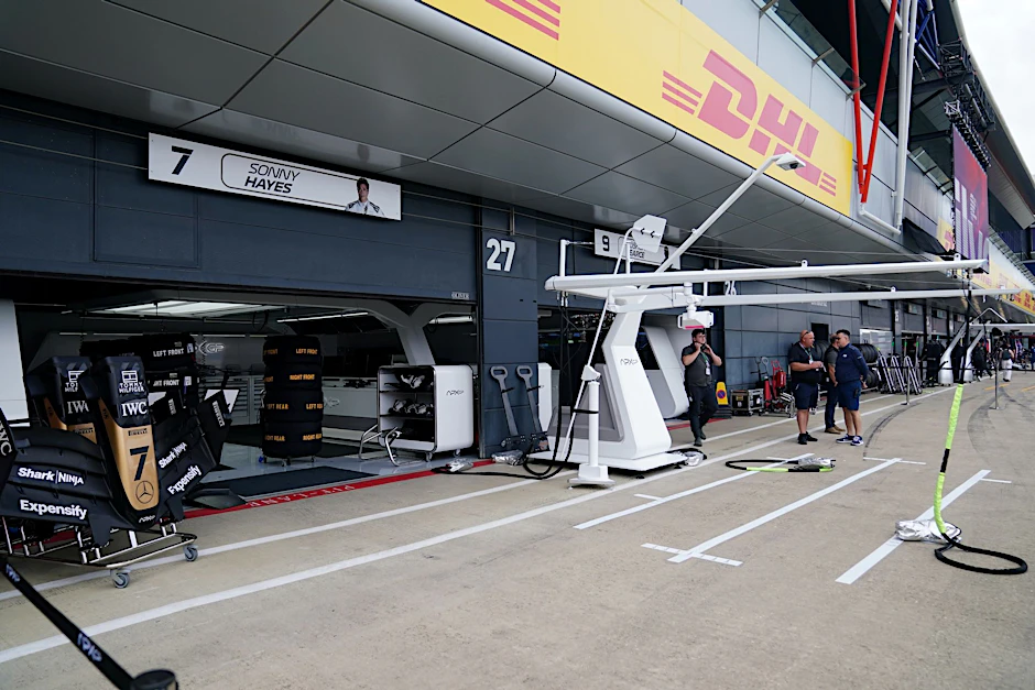 Für die Dreharbeiten wurde in Silverstone eine fiktive F1-Team-Garage eingerichtet.  