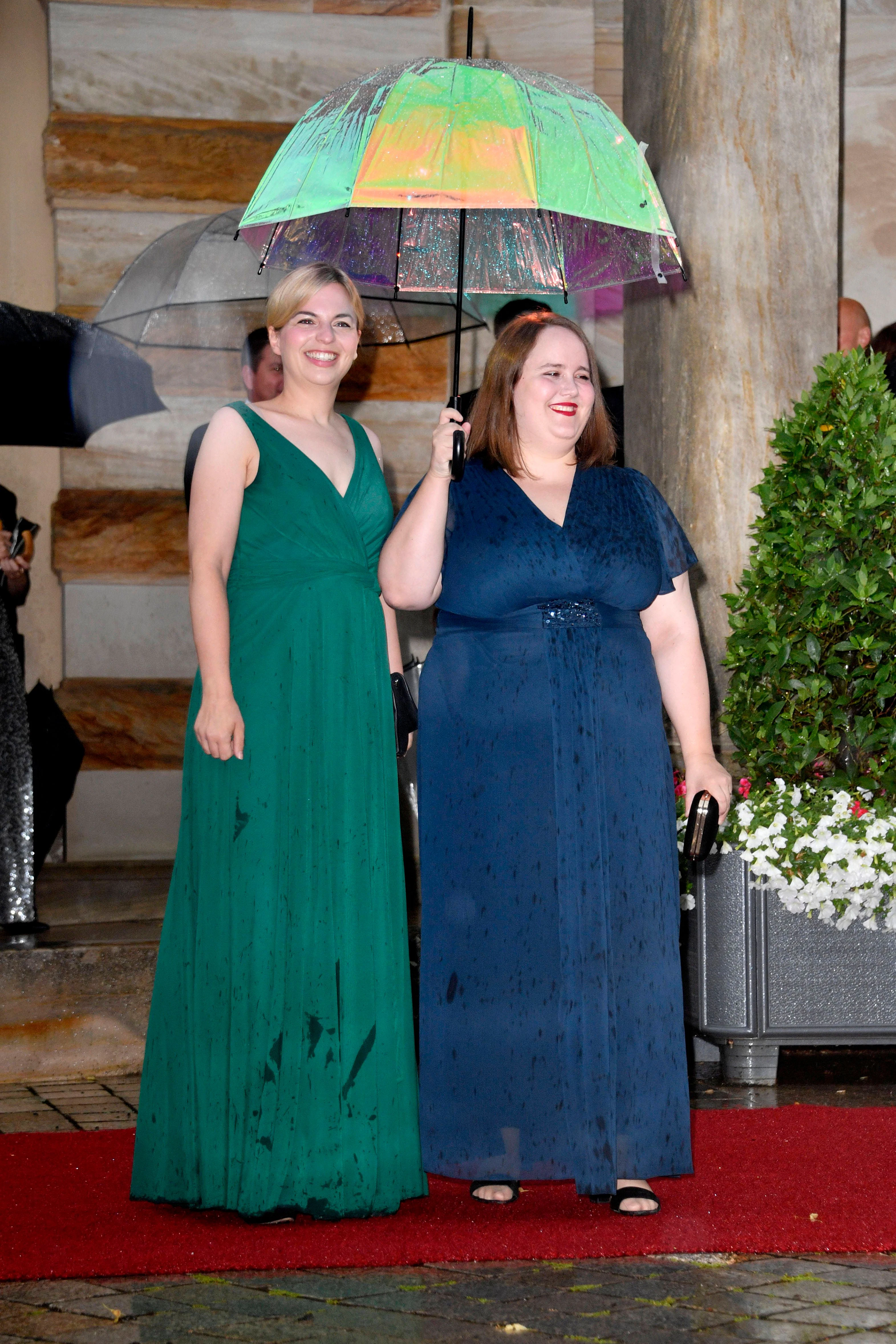 <strong>FLOP:</strong>&nbsp;Die Bundesvorsitzende von den Grünen,&nbsp;<strong>Ricarda Lang</strong>, ist eine selbstbewusste Frau, die oft genug angefeindet wird für ihre Erscheinung, was absolut indiskutabel ist. Bei diesem Kleid indes muss man sich fragen, warum an den Armen an Stoff gespart wurde. Seltsam planlos sehen die halblangen Ärmel aus, irgendwie nach Zwischenlösung und Ideenverlust beim Schneidern. Hinzu kommt das tote Dunkelblau, das Langs Robe etwas Unfrohes, wenig Festliches verleiht. Da möchte man sich doch gleich in Wotans Schwert stürzen.