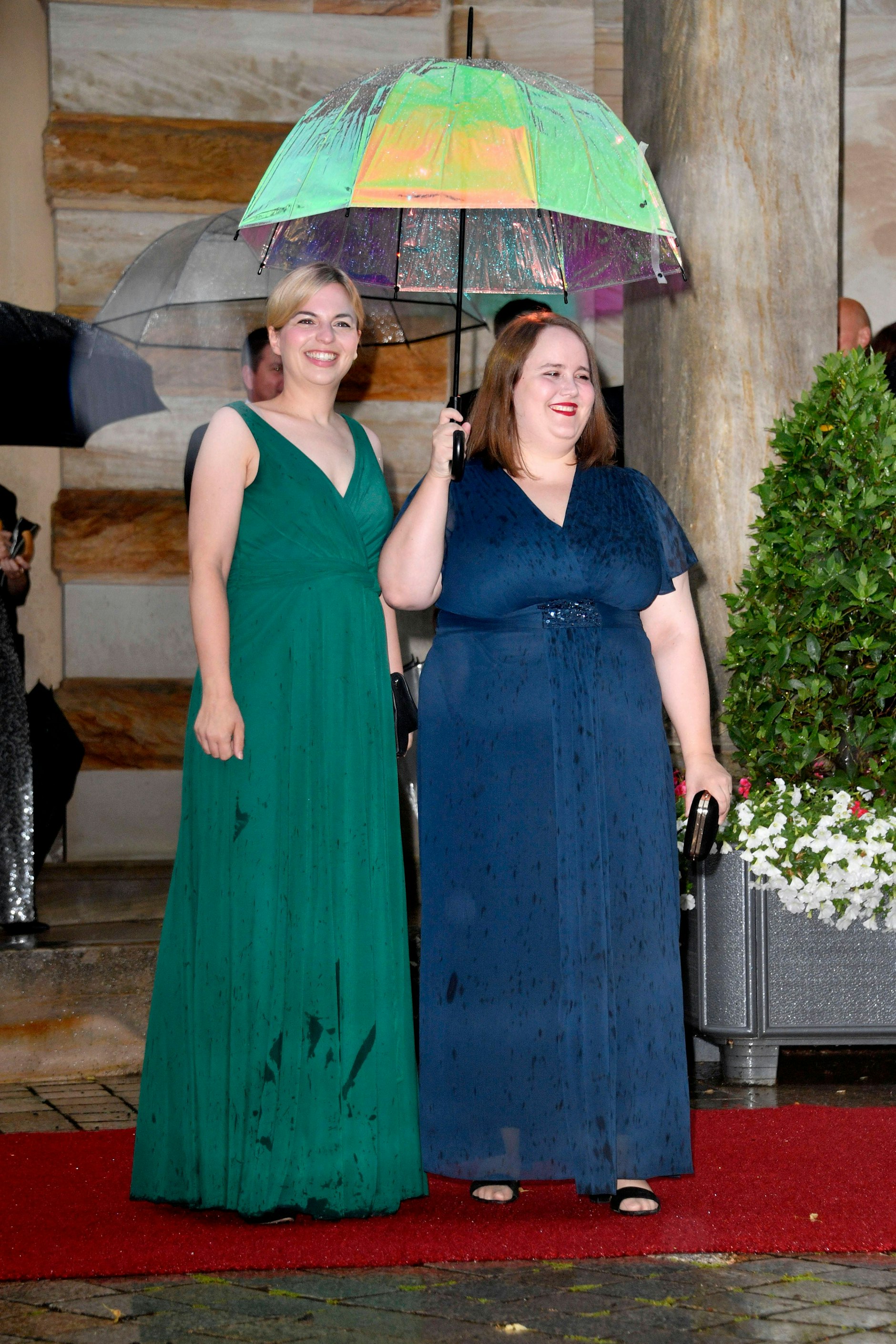 <strong>FLOP:</strong>&nbsp;Die Bundesvorsitzende von den Grünen,&nbsp;<strong>Ricarda Lang</strong>, ist eine selbstbewusste Frau, die oft genug angefeindet wird für ihre Erscheinung, was absolut indiskutabel ist. Bei diesem Kleid indes muss man sich fragen, warum an den Armen an Stoff gespart wurde. Seltsam planlos sehen die halblangen Ärmel aus, irgendwie nach Zwischenlösung und Ideenverlust beim Schneidern. Hinzu kommt das tote Dunkelblau, das Langs Robe etwas Unfrohes, wenig Festliches verleiht. Da möchte man sich doch gleich in Wotans Schwert stürzen.