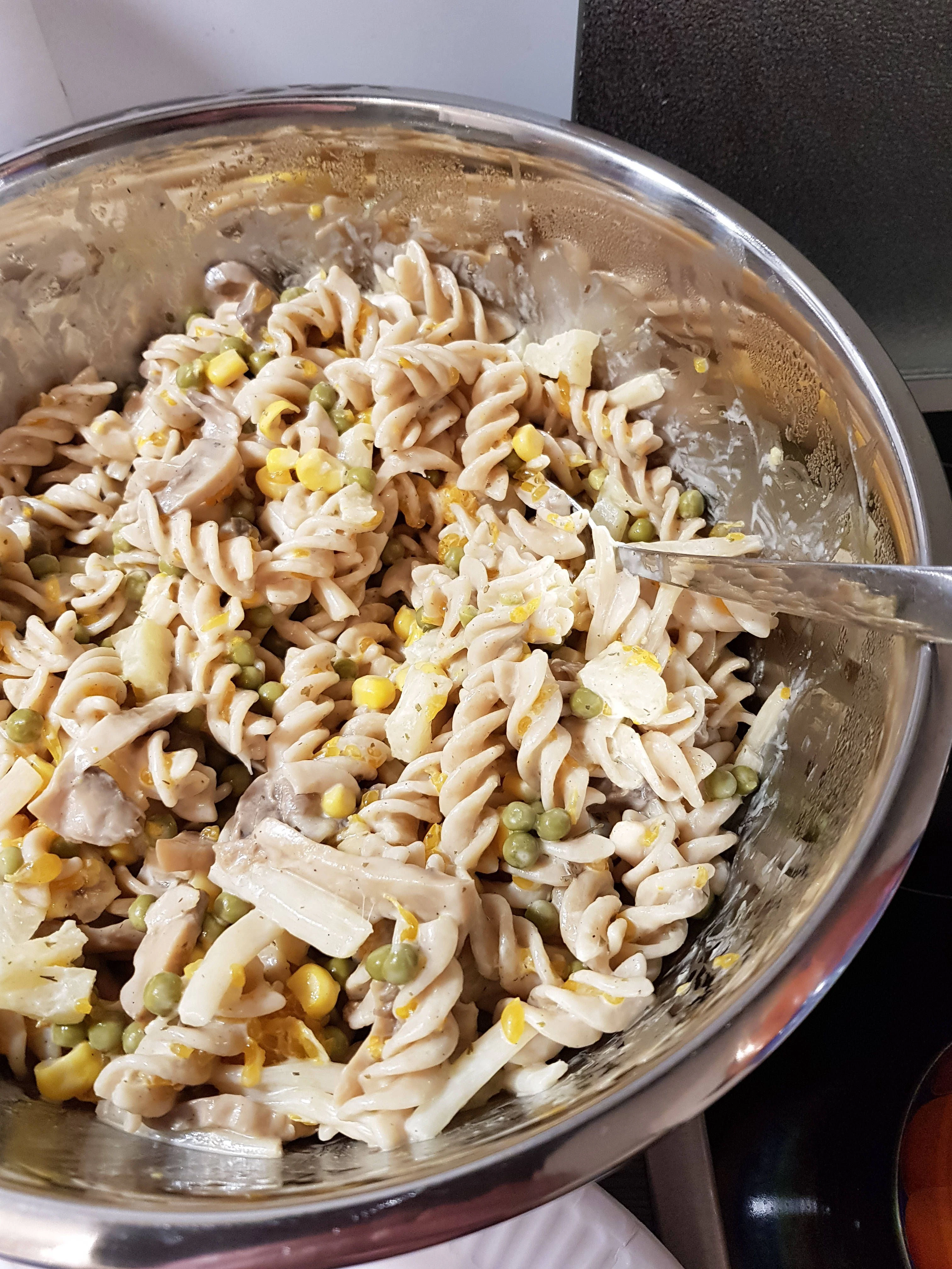 Nudelsalat passt auf jedes Grill-Buffet – mit diesem Rezept ist er sehr schnell zubereitet.