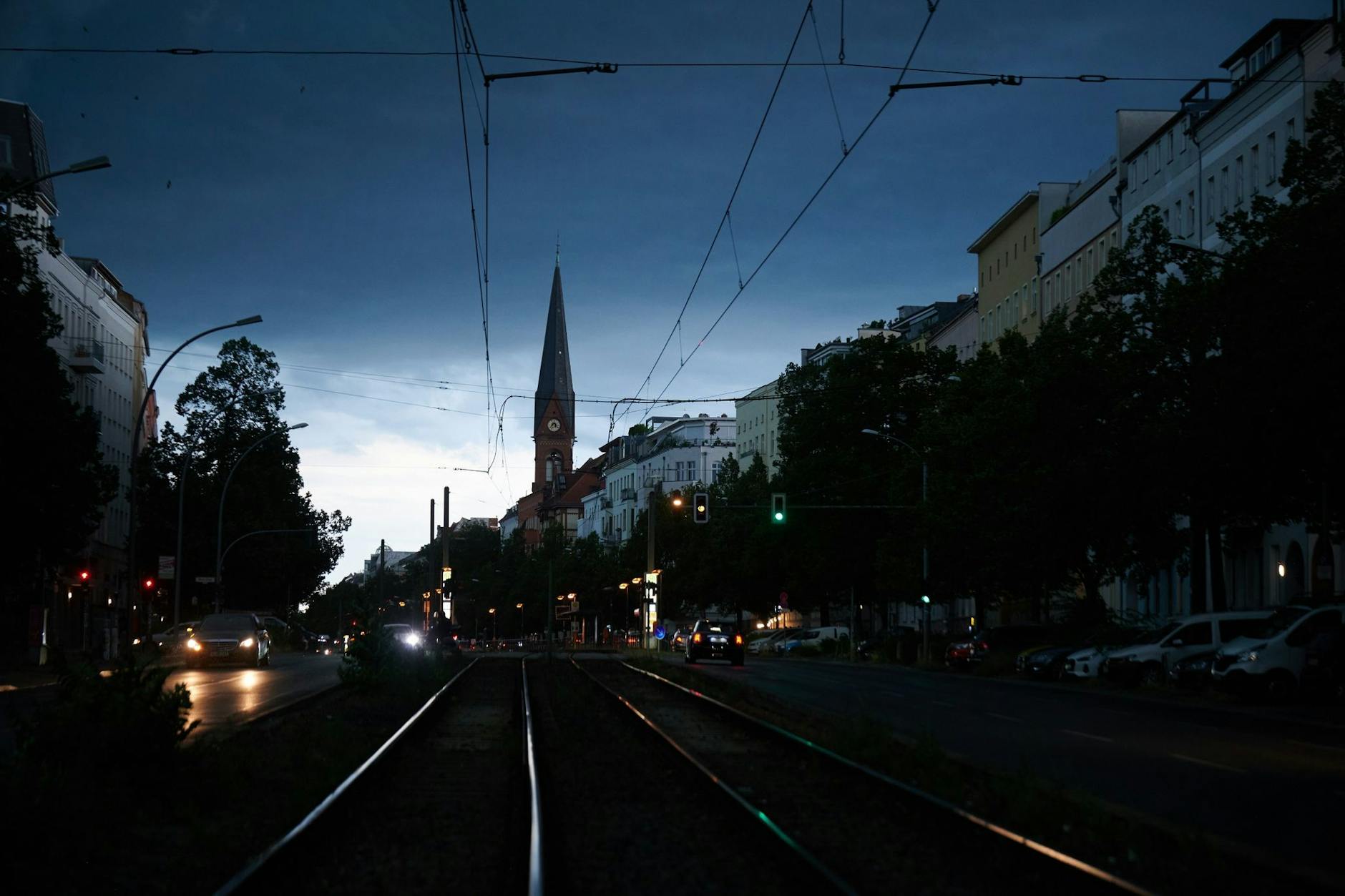 Dunkle Regenwolken tauchen über der Immanuelkirche in Prenzlauer Berg auf.