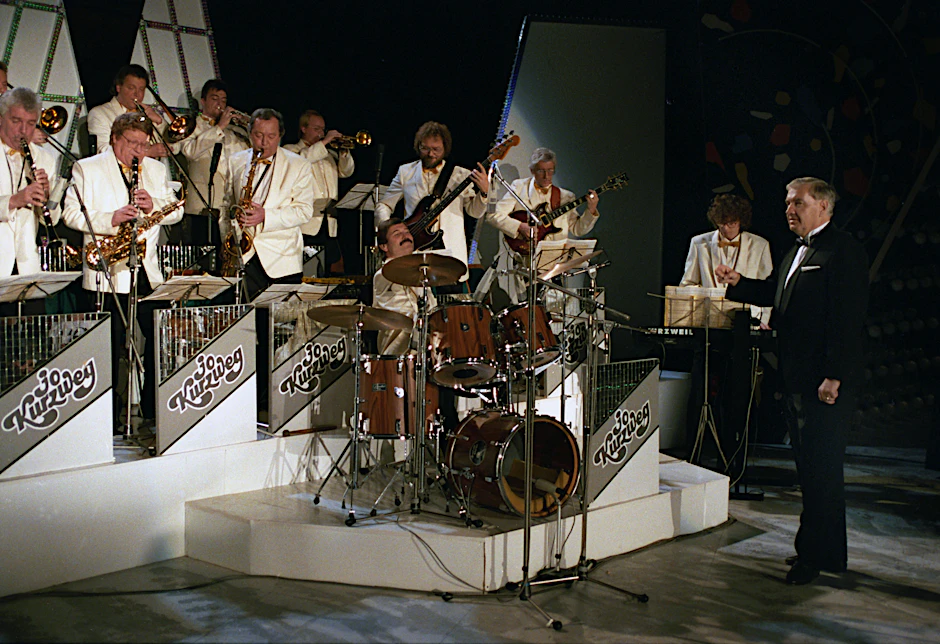 Das Orchester Jo Kurzweg bei einem Auftritt in einer Show des MDR&nbsp;