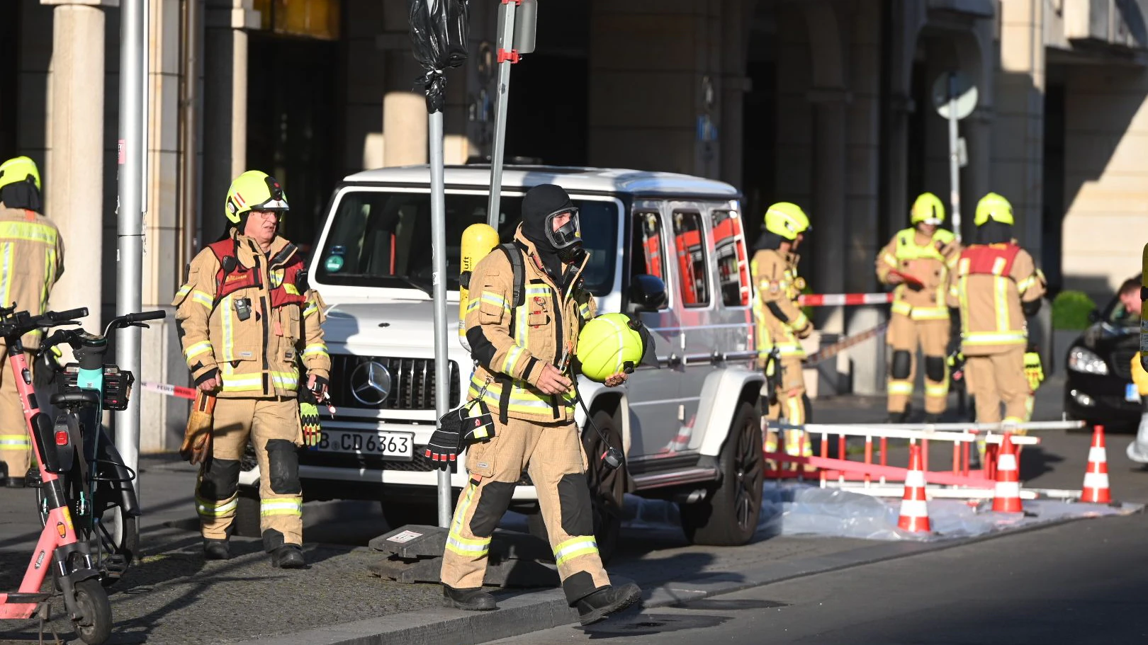 Mit Gasmasken geschützt untersuchen Feuerwehrleute, ob im Hilton-Hotel in Berlin weiter Chlor austritt.&nbsp;