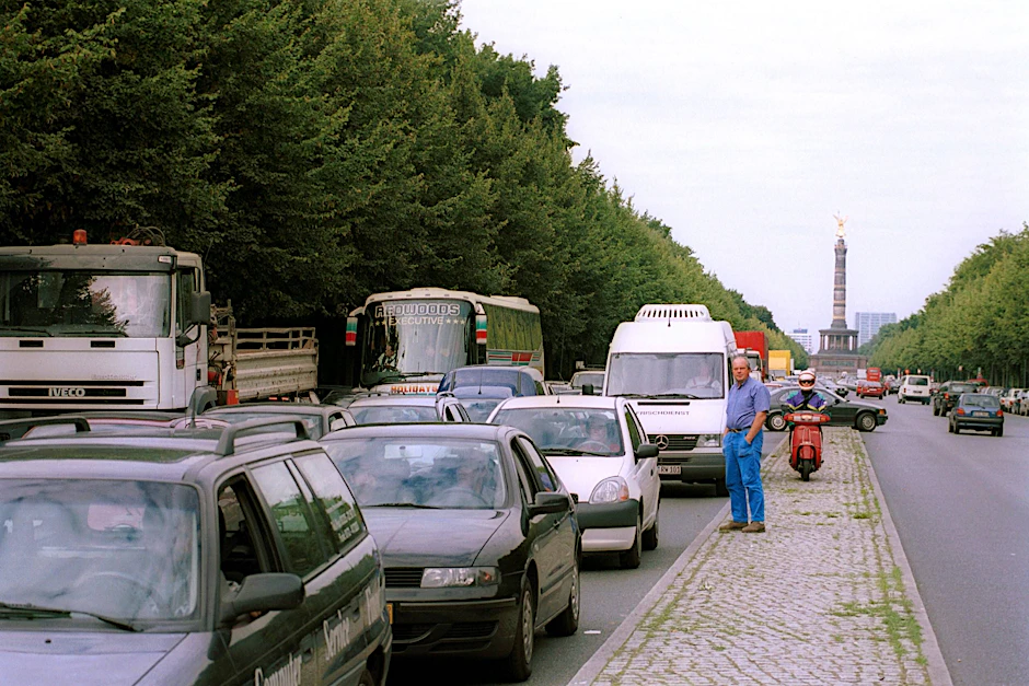 Ein Stau auf der Straße des 17. Juni nahe der Siegessäule in Berlin-Tiergarten. Kann die neue Idee von&nbsp;Berlins Grünen-Fraktionschef Werner Graf dem abhelfen? (Archivfoto)&nbsp;