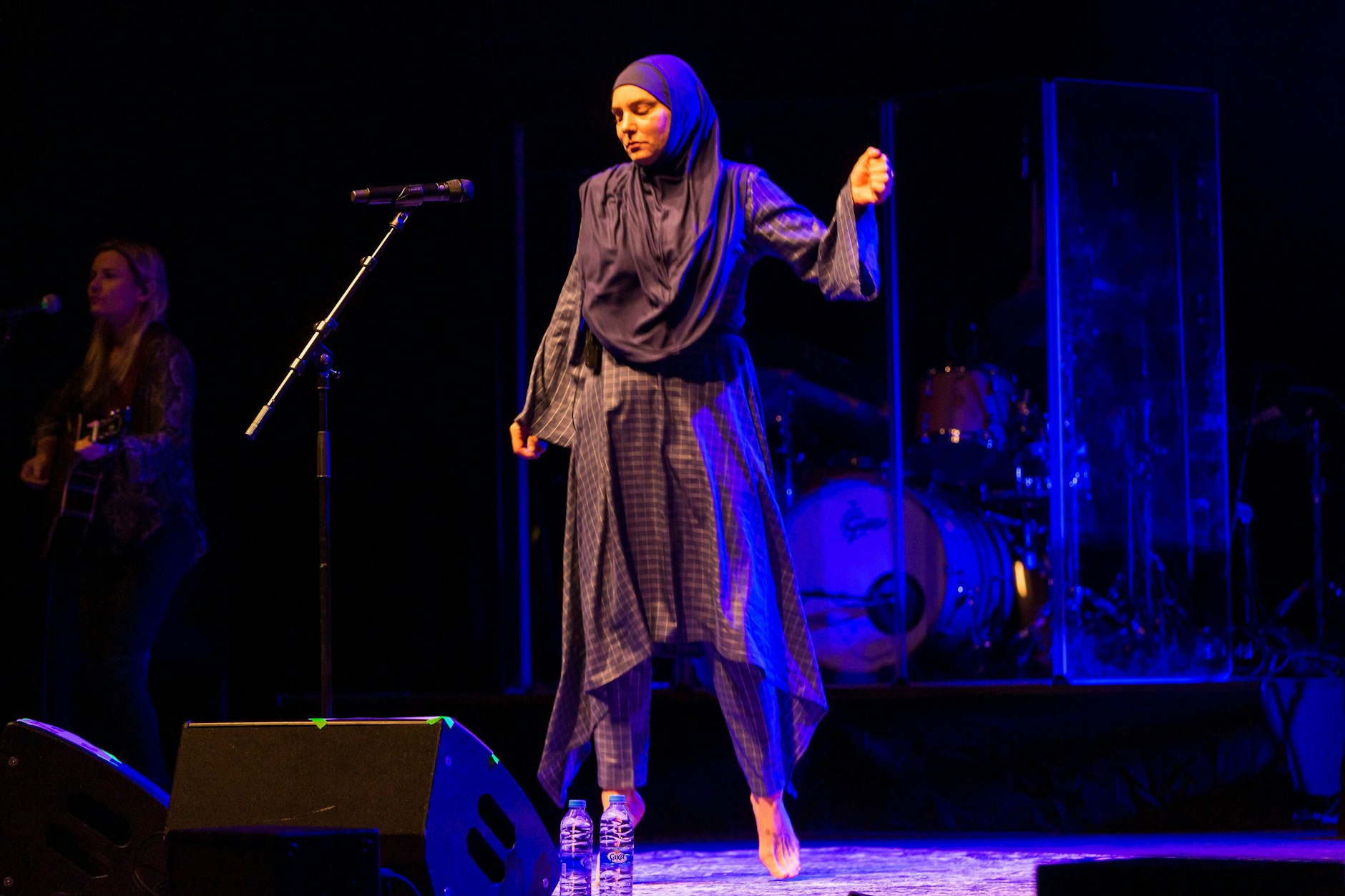 Die Sängerin war 2019 live im Berliner Admiralspalast. Ihren Namen änderte sie 2017 zu Magda Davitt, um sich vom „Fluch ihrer Eltern zu befreien.“