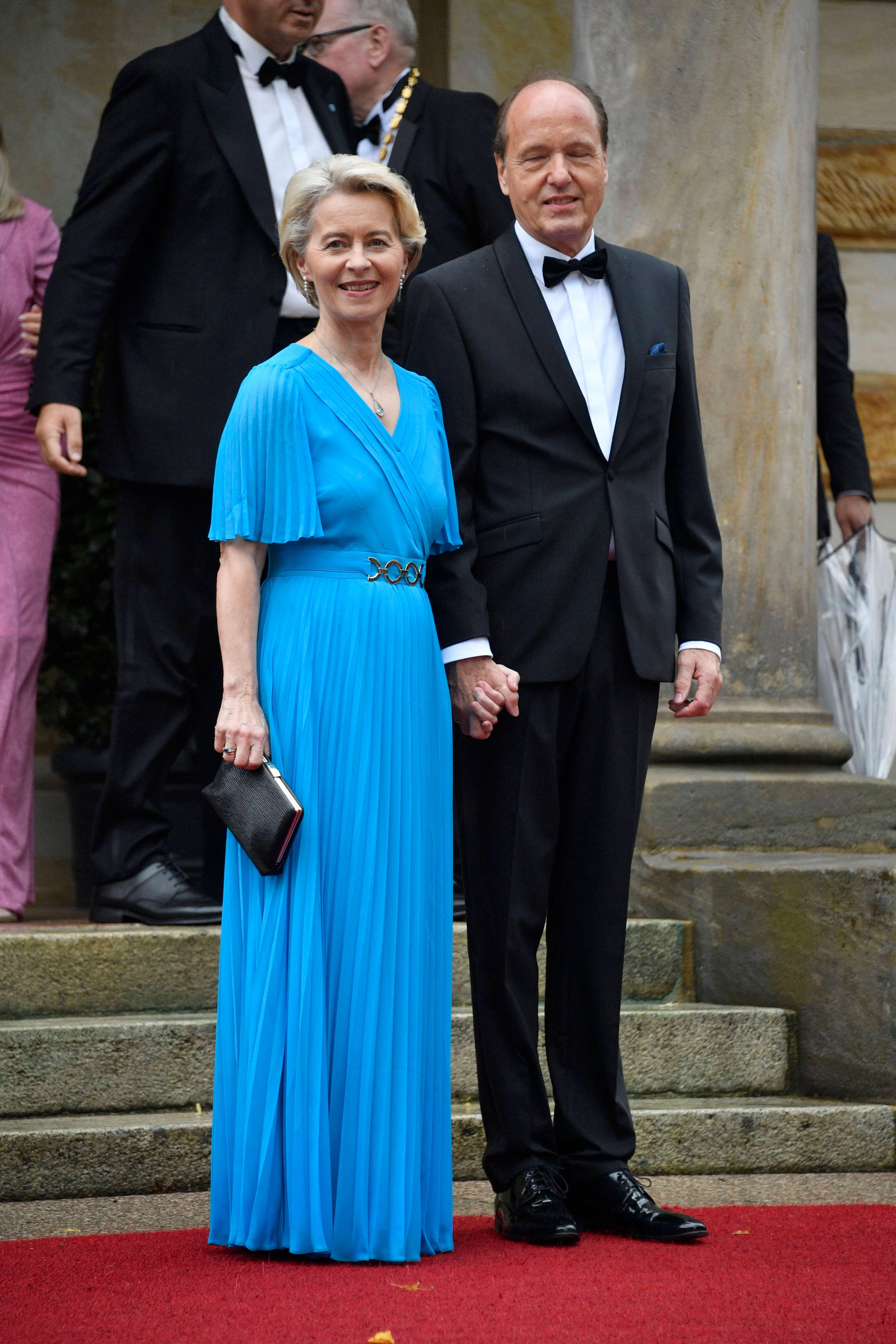 <strong>FLOP:</strong> Eine ungünstige Wahl hat <strong>Ursula von der Leyen</strong> getroffen: Mit seinen plissierten Flatterärmeln, dem plissierten Rock und dem wenig modernen Gürteldetail wirkt ihr Kleid furchtbar altbacken – wie ein Mottenkisten-Fund aus den 1950ern, der selbst im Humana am Frankfurter Tor keine Abnehmerin mehr gefunden hätte. Geradezu unverzeihlich ist die viel zu große, viel zu schwarze Abendtasche, die einfach nicht zur mittelblauen Farbe – übrigens auch ein absolut altmodischer Ton – ihres Kleides passen will. Immerhin: Der Rockteil endet den perfekten Zentimeter über dem Boden, eine hervorragende Länge – das hat die Präsidentin der Europäischen Kommission vielen Festspiel-Gästinnen voraus. Und: Ehemann&nbsp;<a href="https://www.google.com/search?rlz=1C1GCEA_enDE947DE947&q=Heiko+von+der+Leyen&stick=H4sIAAAAAAAAAONgVuLSz9U3SDYxTK8sfMRoyi3w8sc9YSmdSWtOXmNU4-IKzsgvd80rySypFJLgYoOy-KR4uJC08SxiFfZIzczOVyjLz1NISS1S8EmtTM0DAJHD1sBcAAAA&sa=X&ved=2ahUKEwi4tK2l1a6AAxXFSPEDHV6EB-wQzIcDKAB6BAgTEAE"><strong>Heiko von der Leyen</strong></a>&nbsp;kann im wirklich gut geschnittenen Anzug glänzen.