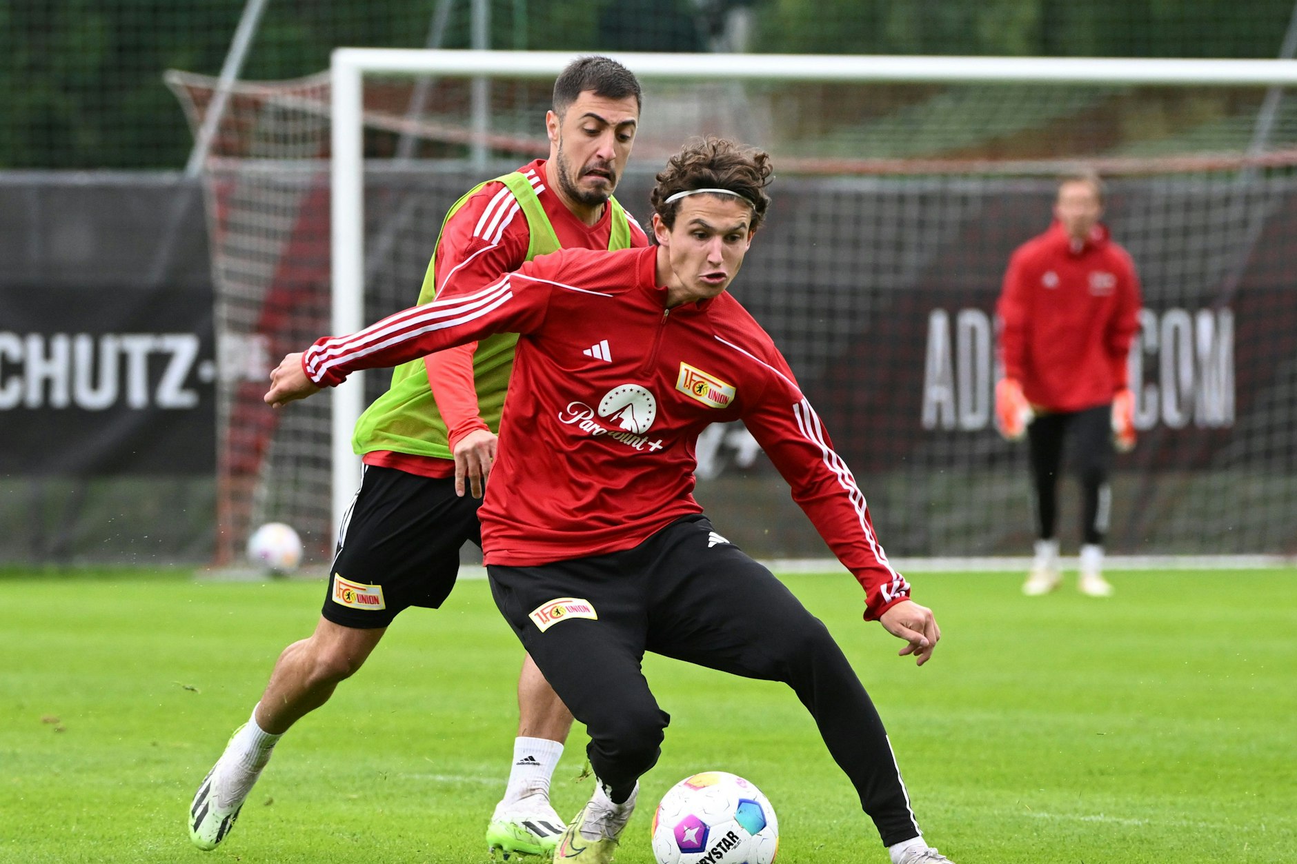 Brenden Aaronson (vorne) behauptet im Union-Trainingslager in Österreich den Ball vor Josip Juranovic.