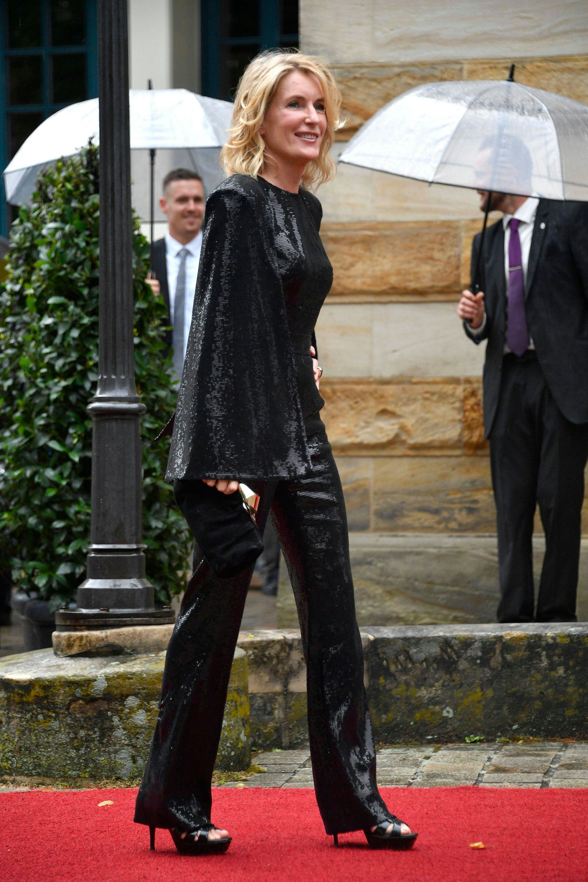 <strong>FLOP:</strong> Ansonsten eine stilsichere Erscheinung hat Tatort-Kommissarin <strong>Maria Furtwängler</strong> dieses Outfit offenbar in einer Seitenstraße der Düsseldorfer Königsallee erstanden, jener Meile, in der Damen mit viel Geld und wenig Geschmack shoppen gehen. Zwar ist das Cape durchaus raffiniert, doch die glänzenden Pailletten verleihen dem Hosenanzug eine halbseidene Anmutung, die sich noch verstärkt durch die Tatsache, dass die Hose viel zu kurz ist und die Sicht auf ein paar hochhackige Riemen-Sandalen freigibt, die durch ihren Plateauabsatz nach Pole-Dance aussehen.