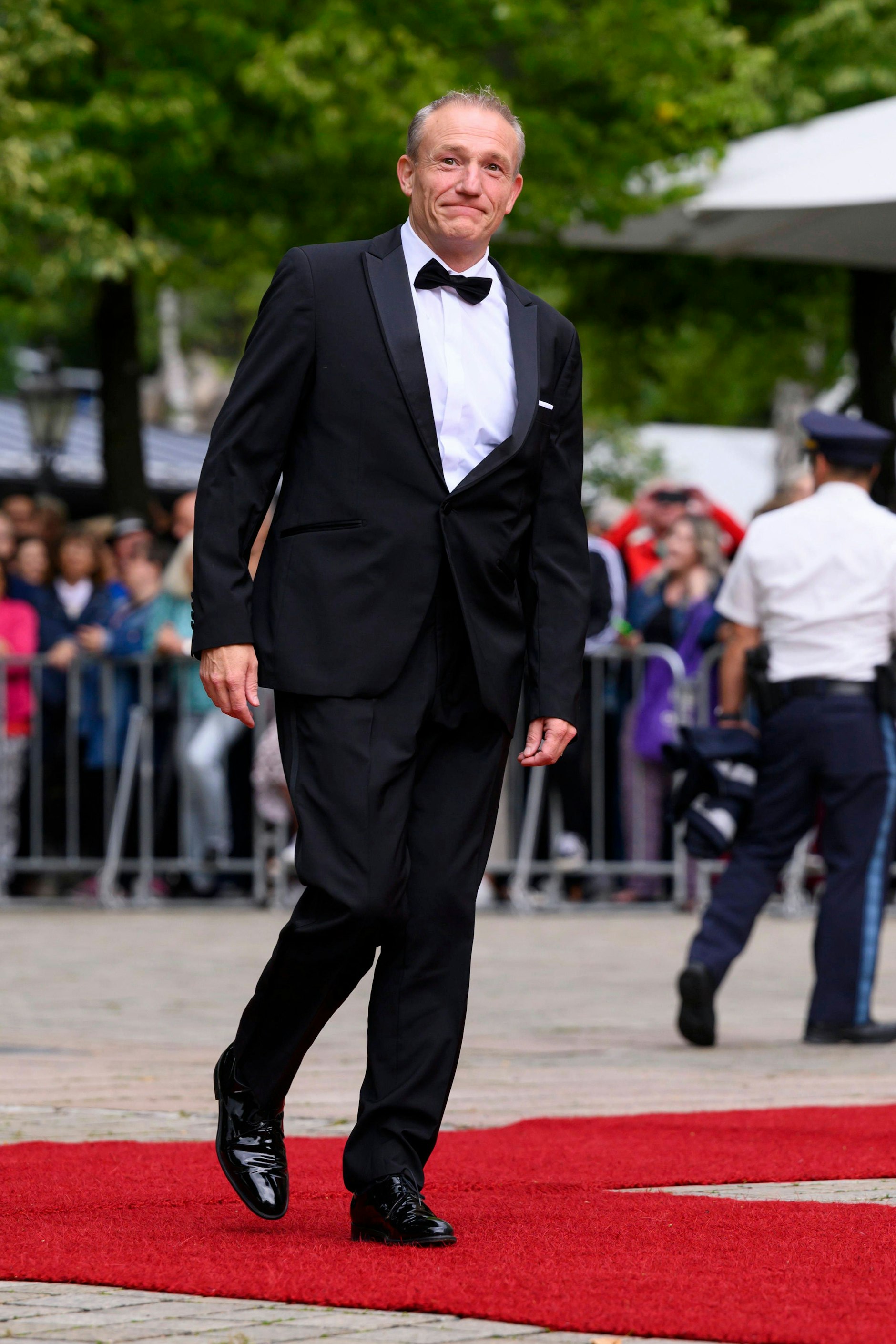 <strong>TOP:</strong> In dieser Liste tauchen eindeutig zu wenige Männer auf – als böten sich nur die Damen für modische Betrachtungen an. Natürlich liegt das nicht an tradierten Grundsätzen, sondern daran, dass die Herren eben immer gleich aussehen. Auch <strong>Michael Müller</strong> hat sich für den wenig aufregenden schwarzen Klassiker entschieden. Allerdings: Sein Smoking ist wirklich gut geschnitten – vor allem untenrum. Die Hose des als „Michl“ bekannten fränkischen Kabarettisten liegt den perfekten Zentimeter auf den fein gewichsten Schuhen auf. Auch schön: Der glänzende Reverskragen. Alles in Allem ein Auftritt, der fast schon hollywoodtauglich wäre.