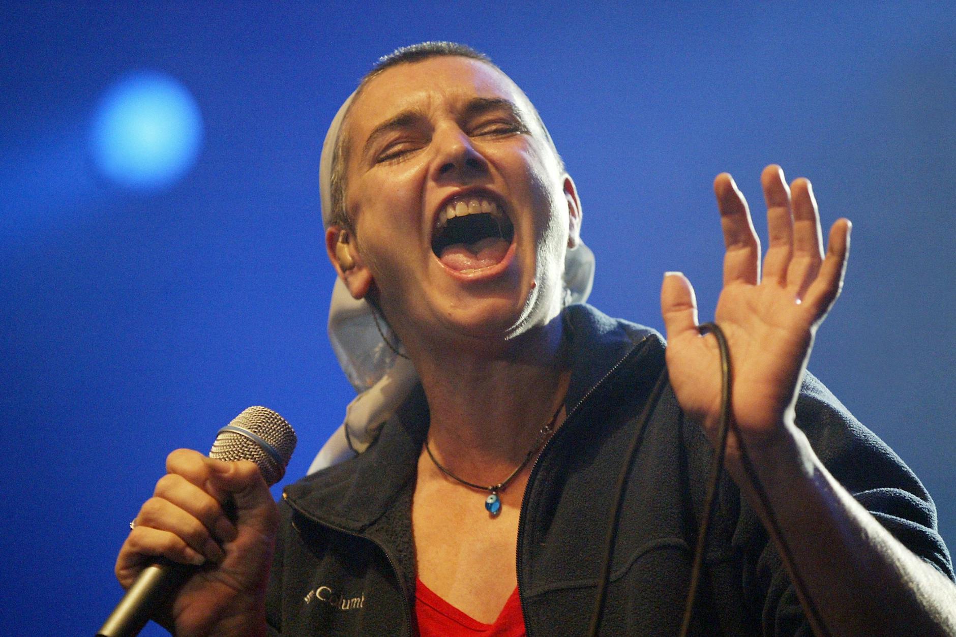 Die irische Popsängerin Sinead O'Connor tritt während des 37. Internationalen Keltischen Festivals in Lorient, Westfrankreich, am 5. August 2007 auf.