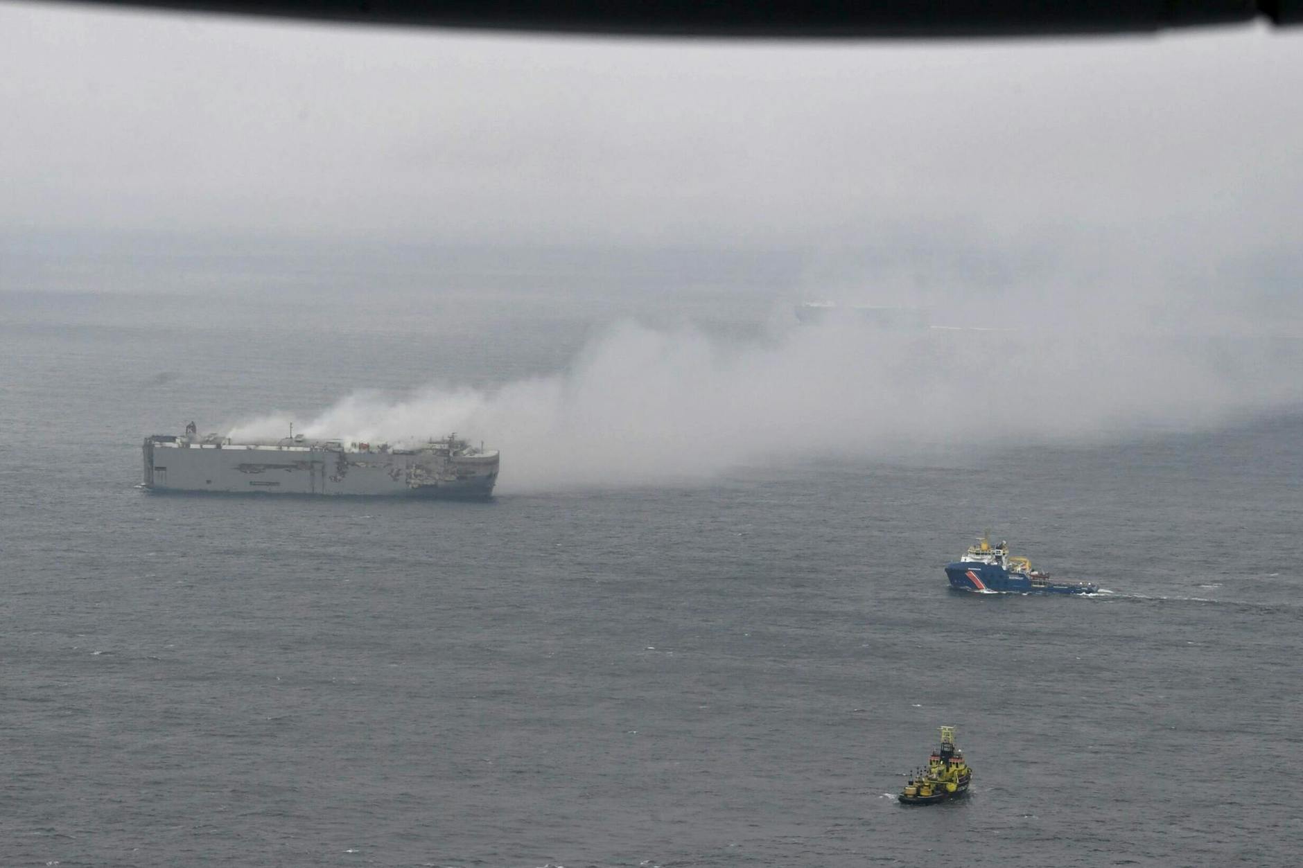 Das Feuer auf dem Frachter vor der niederländischen Küste ist offenbar kleiner geworden. 
