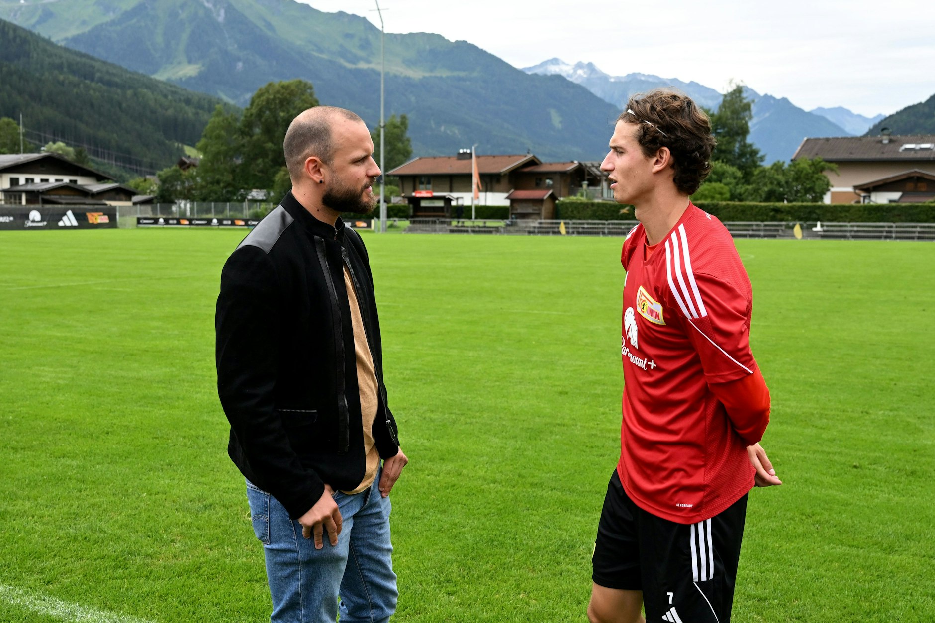 Nils Malzahn (l.), Lead-Redakteur Sport der Berliner Zeitung, traf Union-Neuzugang Brenden Aaronson im Trainingslager der Köpenicker.