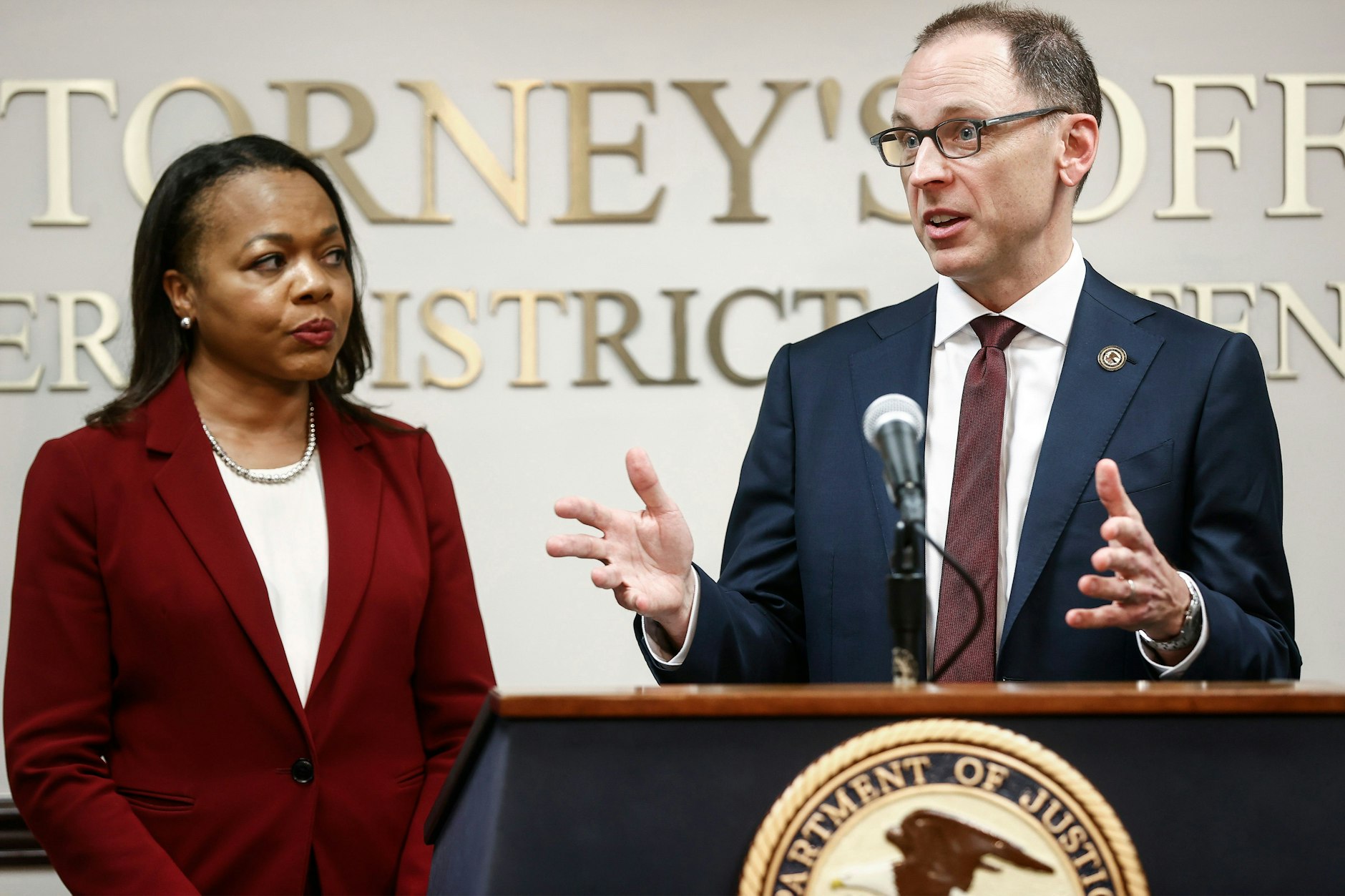 Die stellvertretende Generalstaatsanwältin Kristen Clarke (l) und der US-Staatsanwalt Kevin Ritz: Das US-Justizministerium hat eine Untersuchung zum Tod von Tyre Nichols eingeleitet.