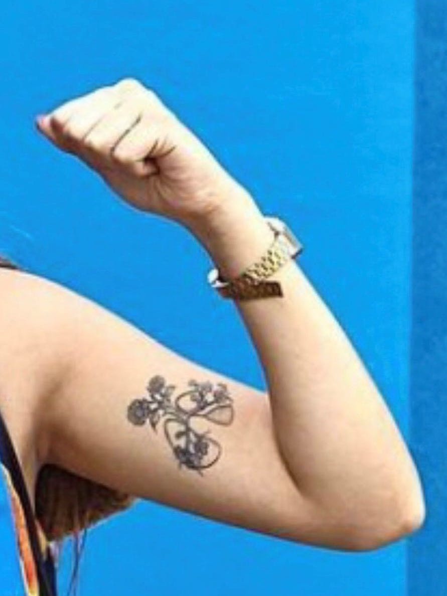 Am linken Bizep trägt Maria eine weitere Tätowierung.