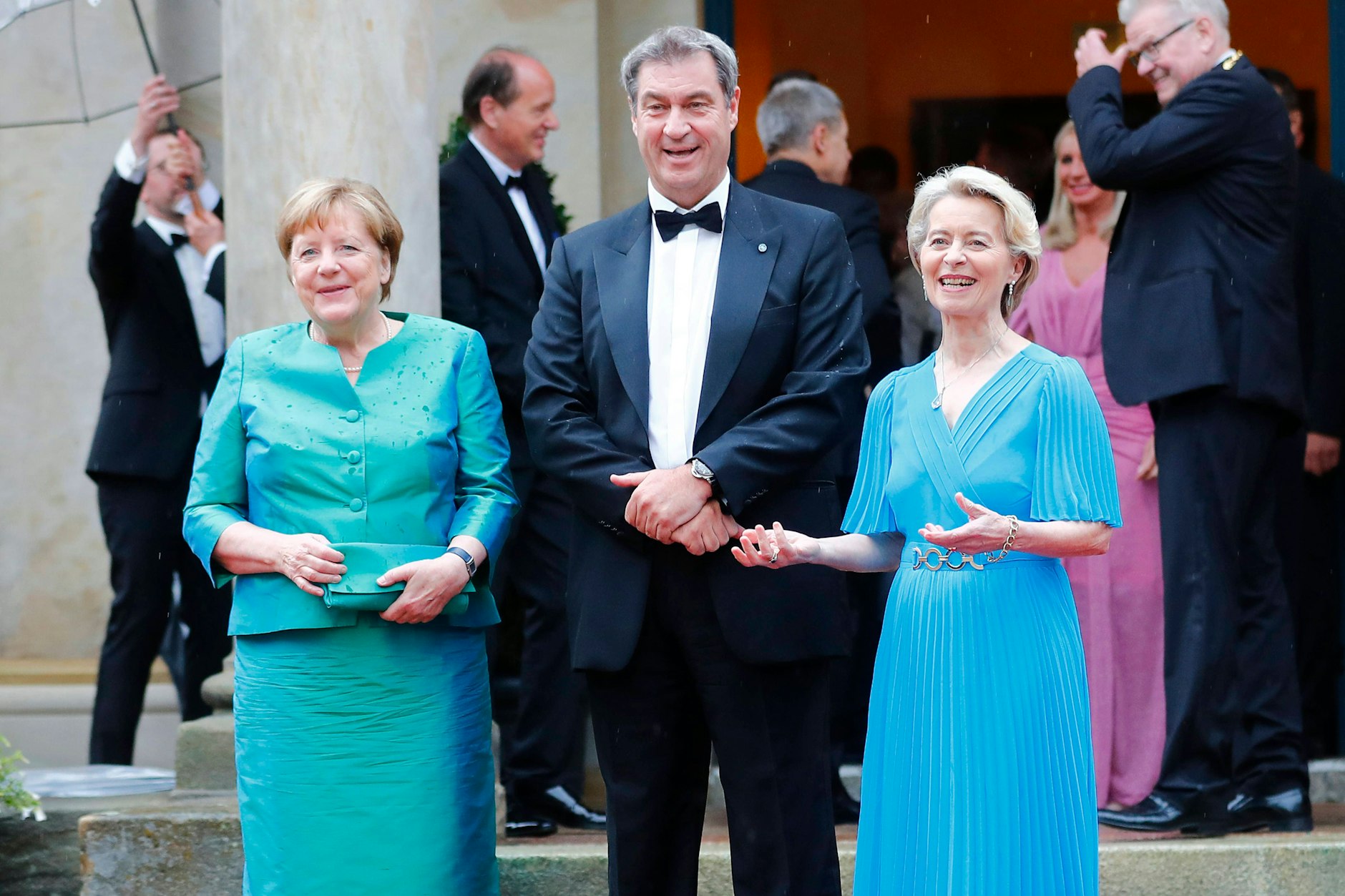 Tops und Flops im seligen Beisammensein: Merkel, Söder und von der Leyen.