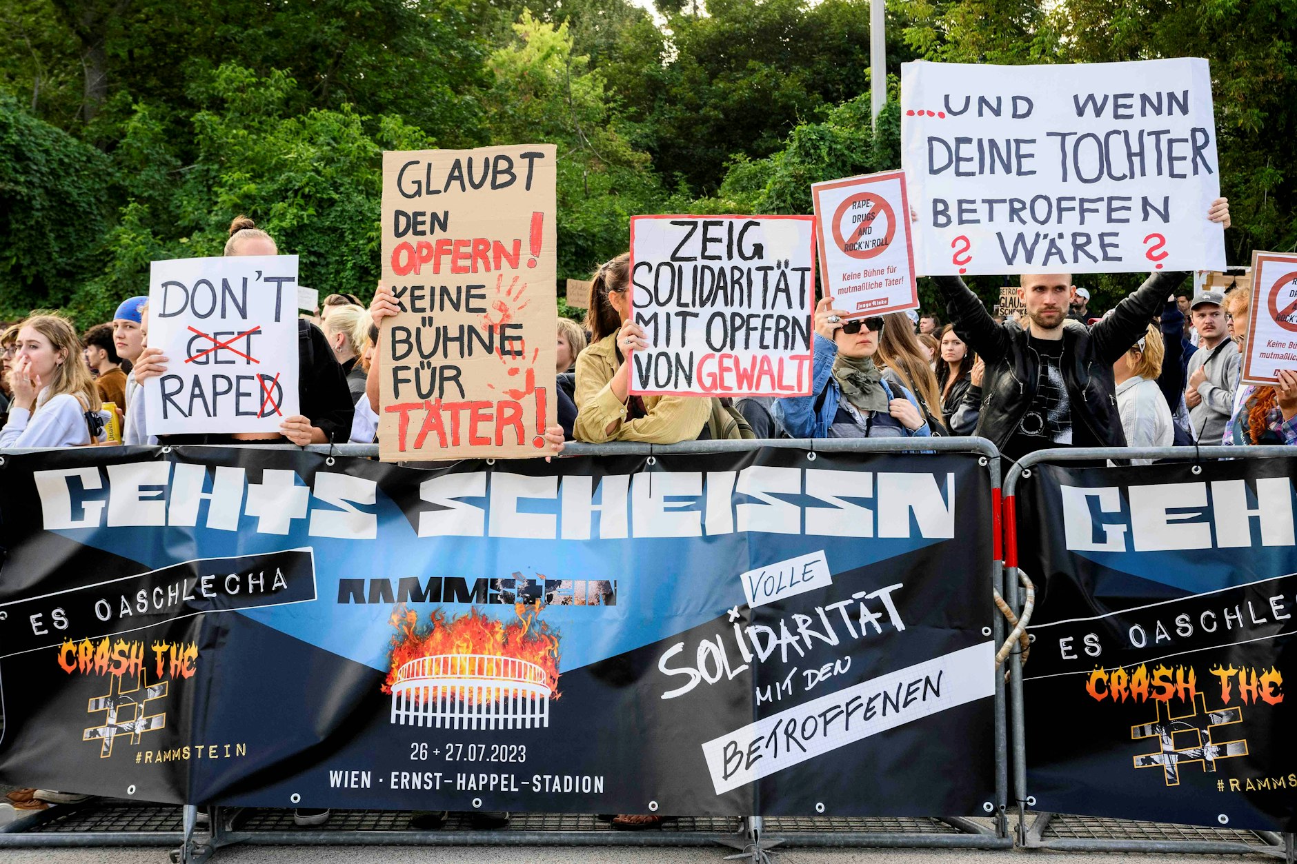 „Keine Bühne für Rammstein“ – Hunderte haben vor dem ausverkauften Rammstein-Konzert in Wien demonstriert.
