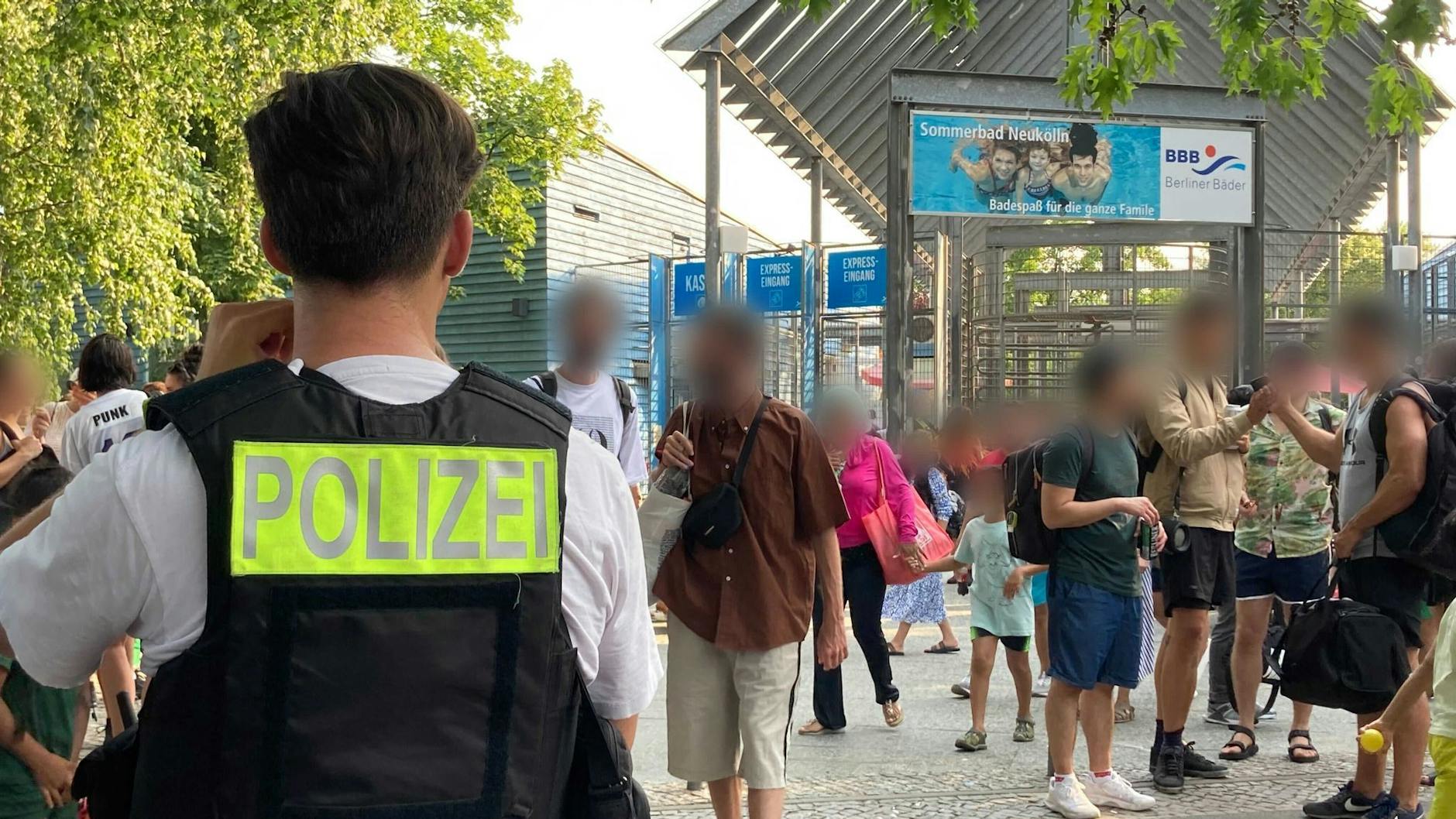 Polizisten stehen im Juli dieses Jahres vor dem Eingang des Sommerbads in Neukölln. Nach mehreren Gewalt-Vorfällen gelten in einigen Bädern erhöhte Sicherheitsbedingungen.