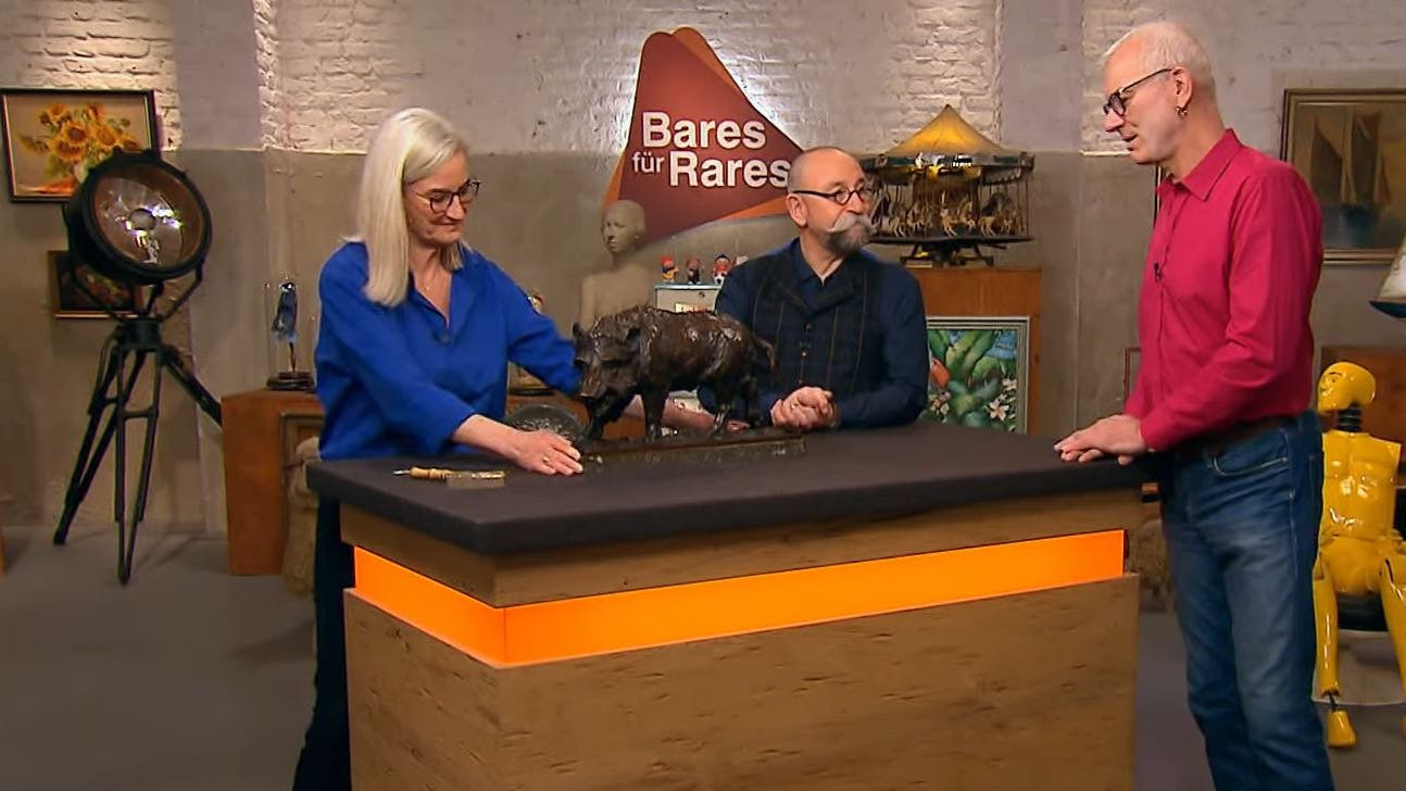 Der Keiler besteht die Klopfprobe von „Bares für Rares“-Expertin Dr. Friederike Werner nicht, Horst Lichter (M.) will die Bohrmaschine holen und Verkäufer Willi (re.) wird mit nicht ganz so viel Geld nach Hause fahren.