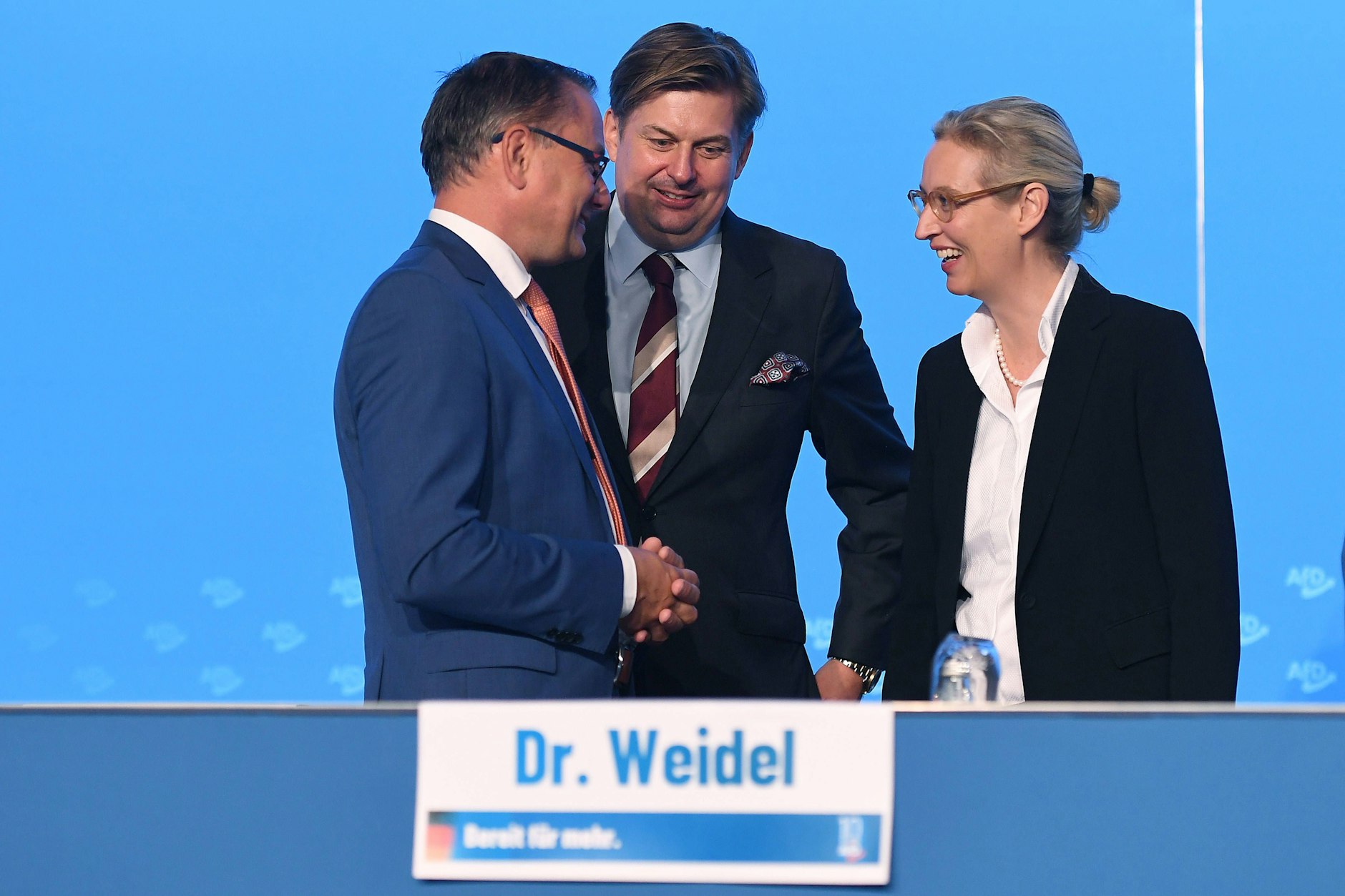 Bundesparteitag der Alternative für Deutschland in Magdeburg: Tino Chrupalla Bundessprecher AfD (l), AfD-Spitzenkandidat Maximilian Krah (m), Alice Weidel Bundessprecherin AfD stehen auf der Bühne. 