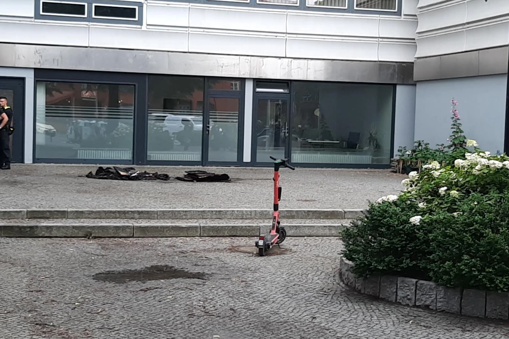 Vor dem Wohnhaus liegen noch die verkohlten Türen der Brandwohnung.
