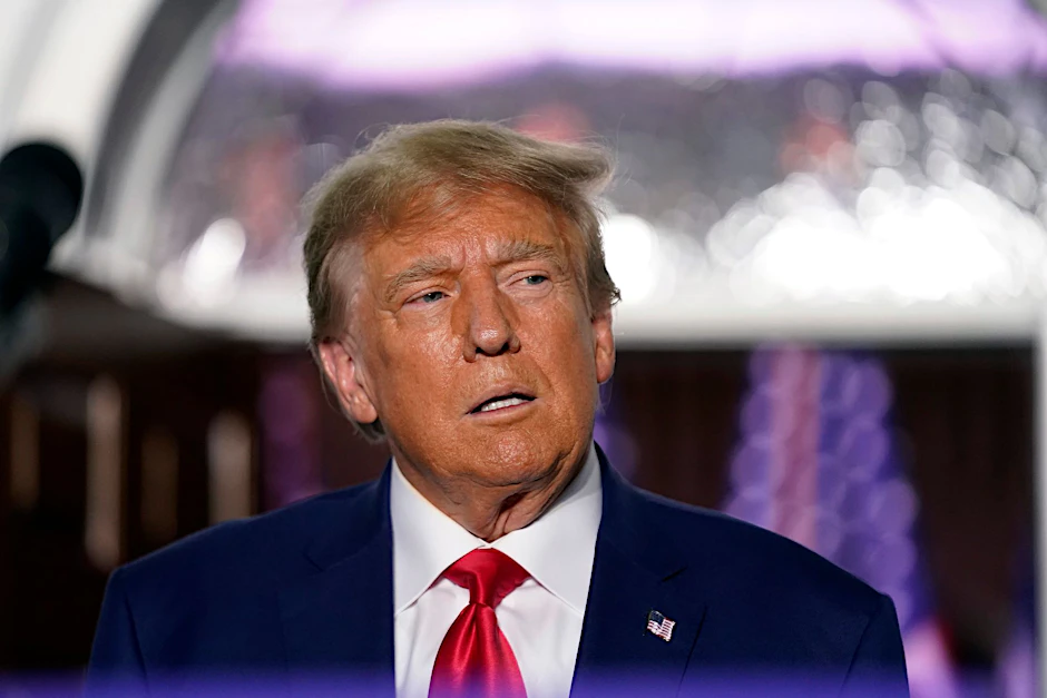 ARCHIV - Der ehemalige US-Präsident Donald Trump ist in weiteren Punkten angeklagt worden.  