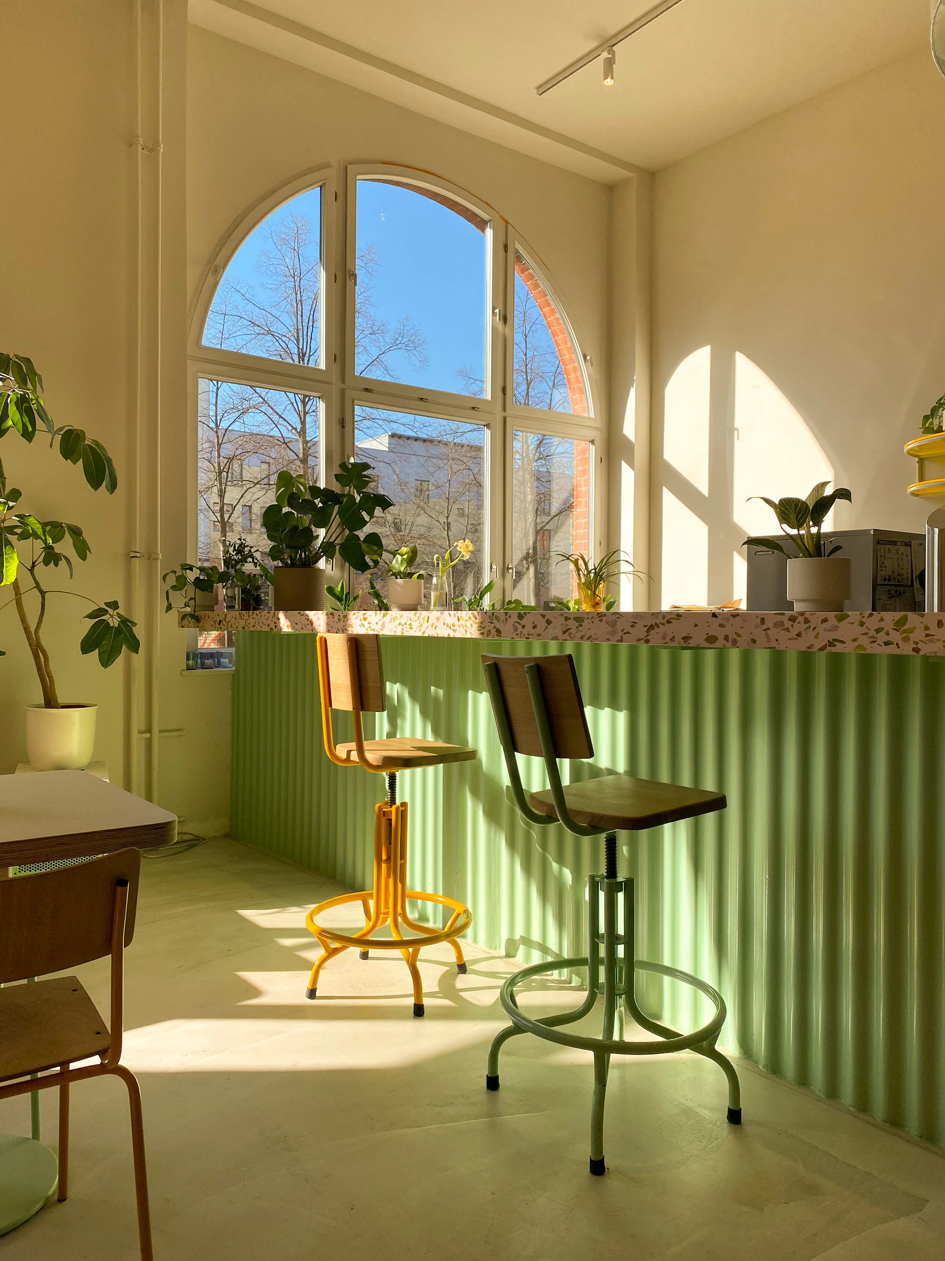 Caf Blumental In Kreuzberg Ein Hoch Auf Die Verschwendung caf-blumental-in-kreuzberg-ein-hoch-auf-die-verschwendung