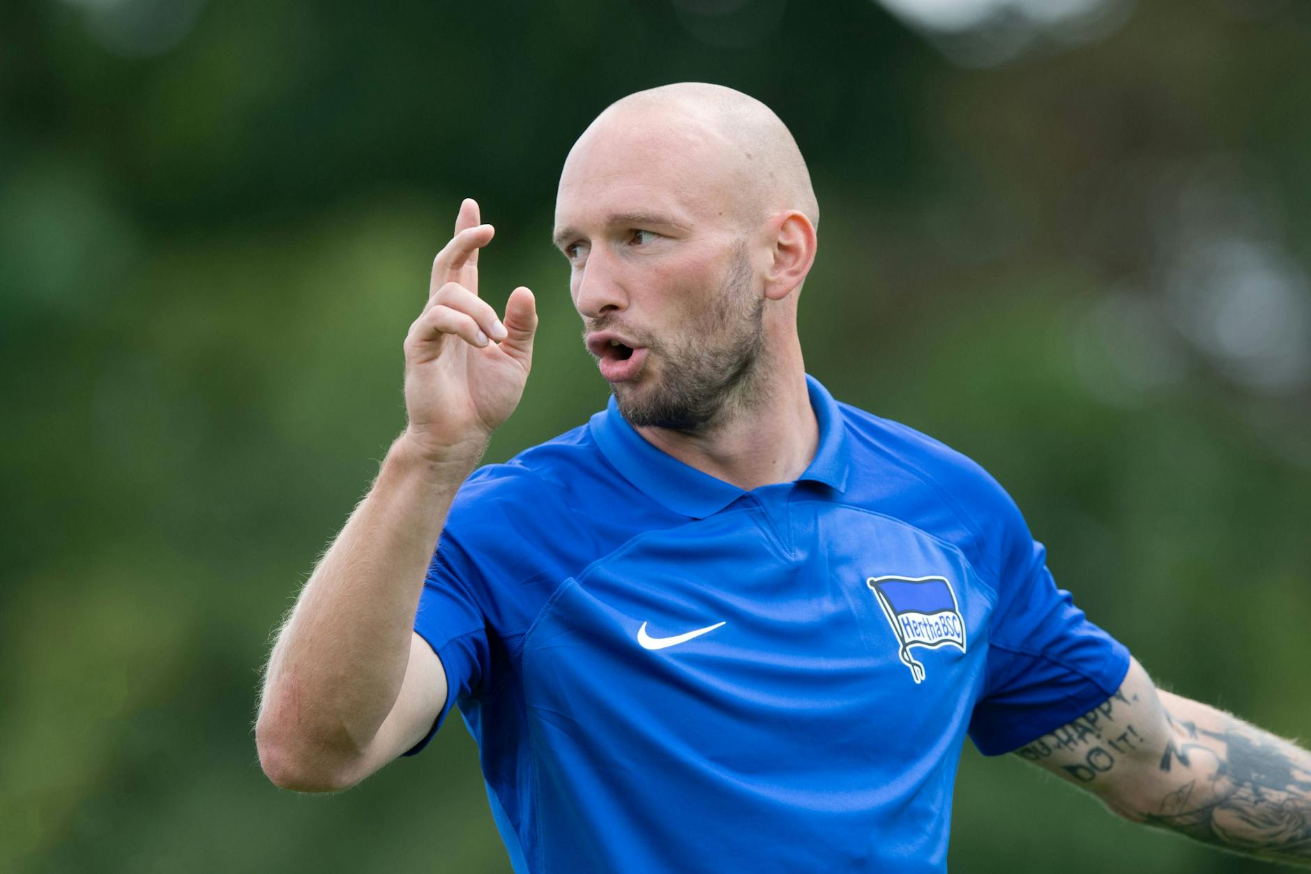 Der Ex-Unioner Toni Leistner musste bei seiner Ankunft auf dem Hertha-Gelände einiges ertragen. Doch der Routinier grätscht Anfeindungen cool weg.