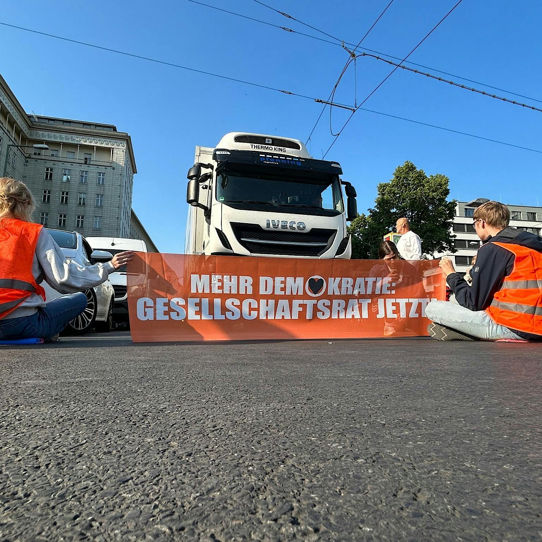 Angriffe auf Letzte Generation: Mehr als 100 Verfahren gegen Autofahrer und Passanten