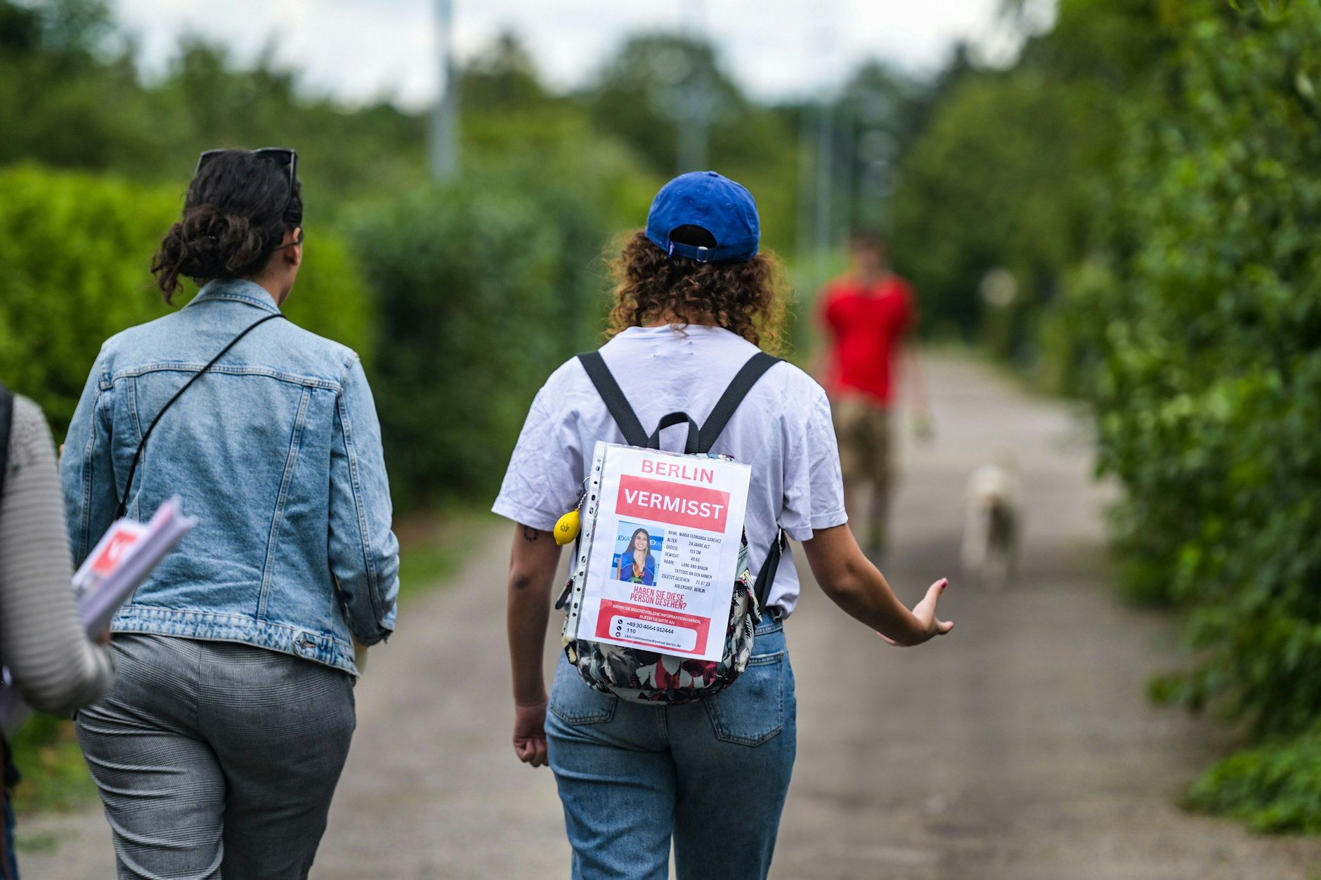 Freiwillige Helfer suchen in Berlin-Adlershof nach María. Dabei verteilen sie noch Vermisstenflugblätter mit ihrem Gesicht und Angaben.