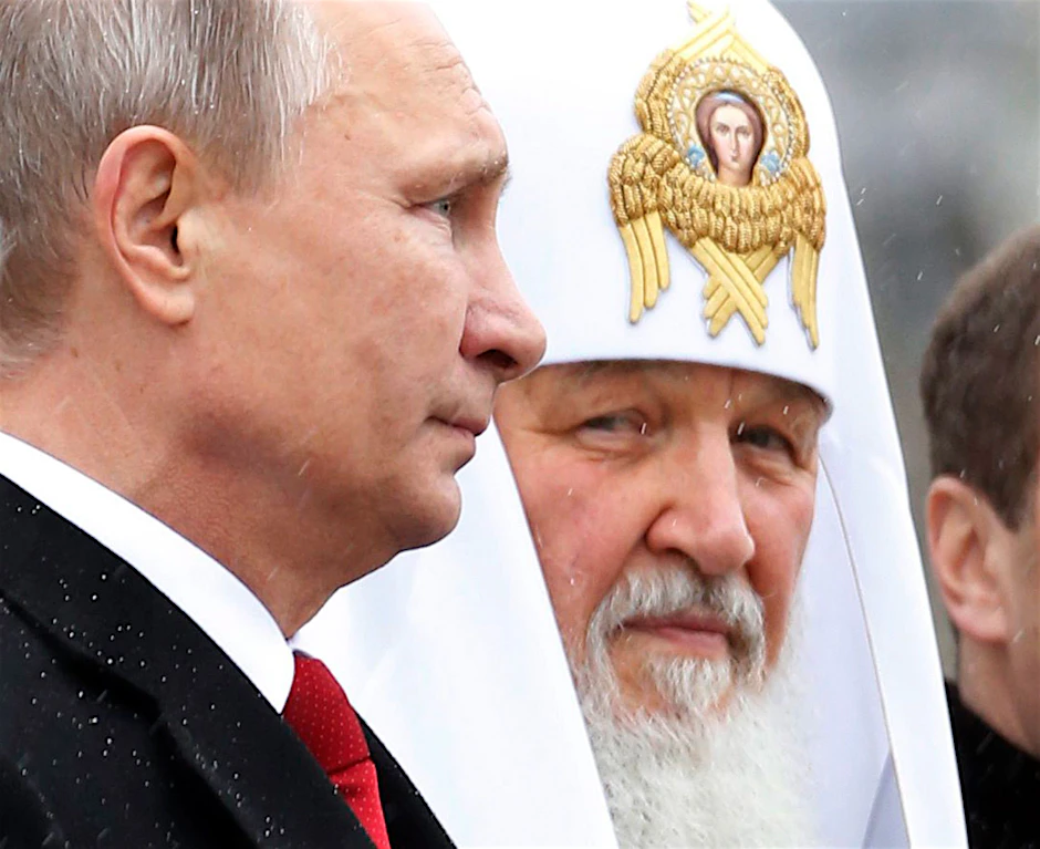 ARCHIV - Der russische Präsident Wladimir Putin und Patriarch Kirill, der als einer der wichtigsten Unterstützer des Kriegskurses gilt.