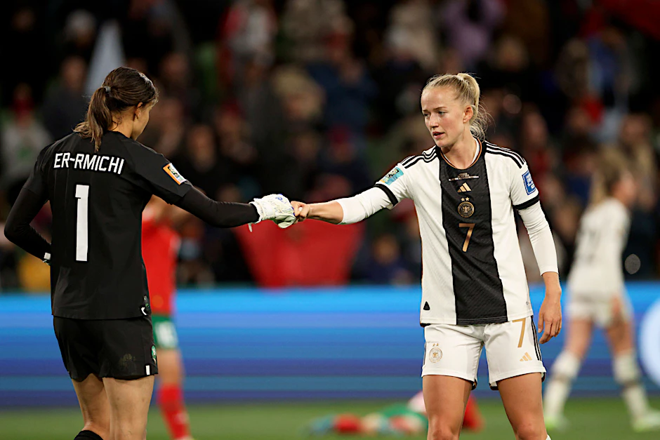 Faire Sportsfrau: Lea Schüller kondoliert nach ihrem Treffer&nbsp; gegen Marokko der geschlagenen Torfrau Khadija Er-Rmichi.