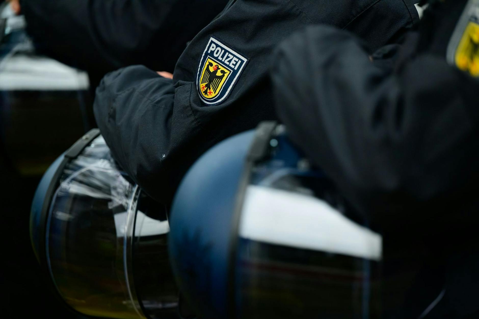 Polizisten der Bundespolizei mit ihren Helmen.