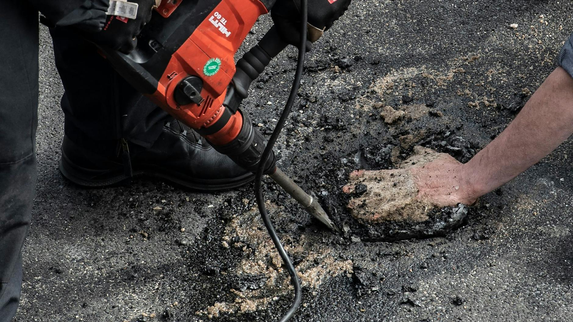 Sogar Straßen gingen schon kaputt, weil sich die Klima-Kleber bei ihren Protesten angeleimt hatten.