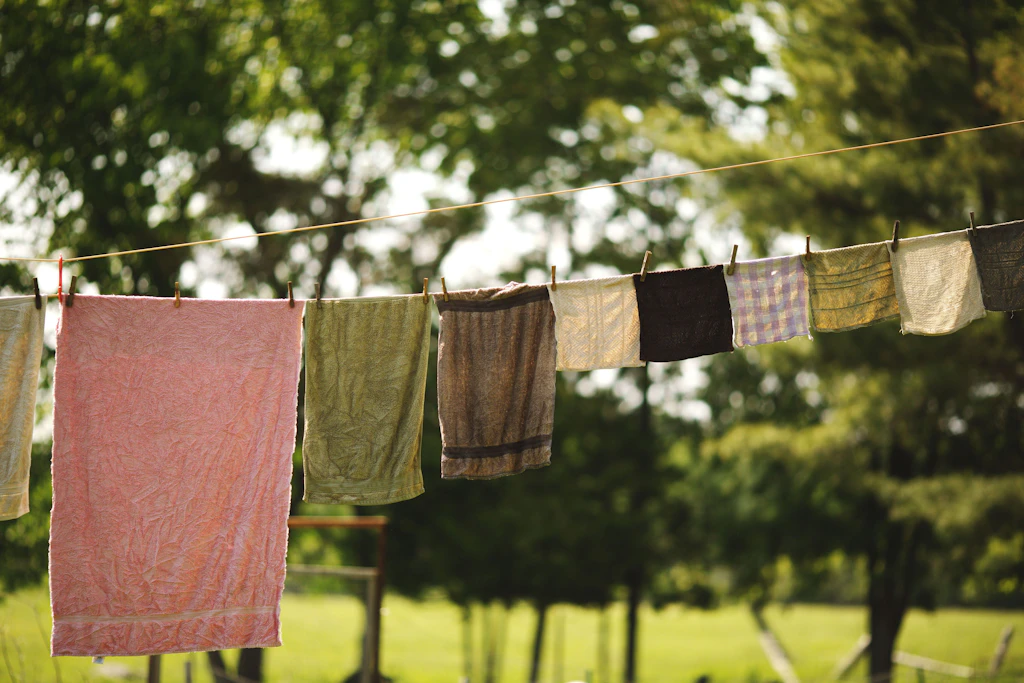 Lüften statt Waschen: Schützt das „No-Wash Movement“ die Umwelt und die Kleidung?