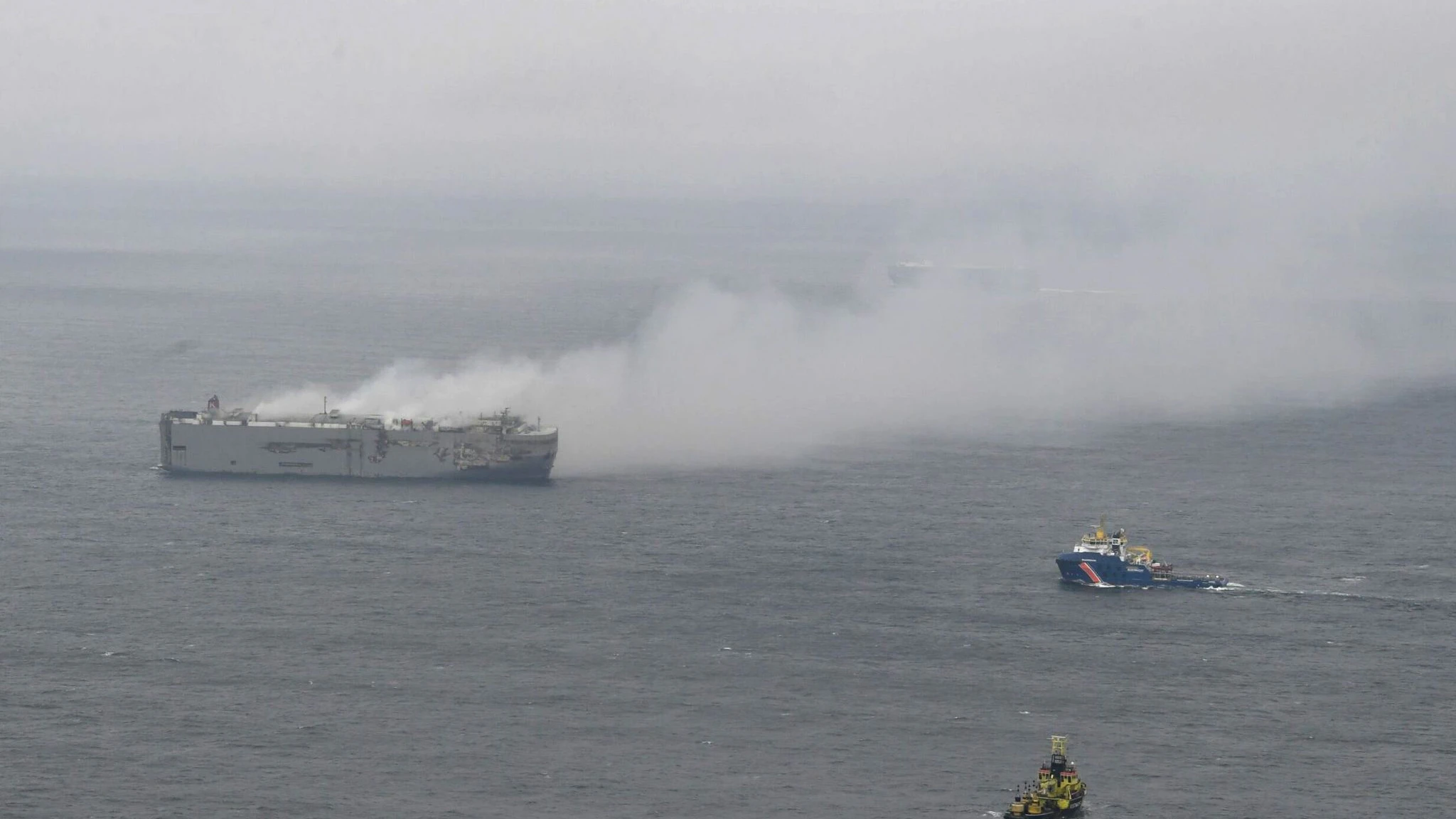 Mittlerweile sind auf dem Frachter in der Nordsee von außen keine Flammen mehr zu sehen.&nbsp;