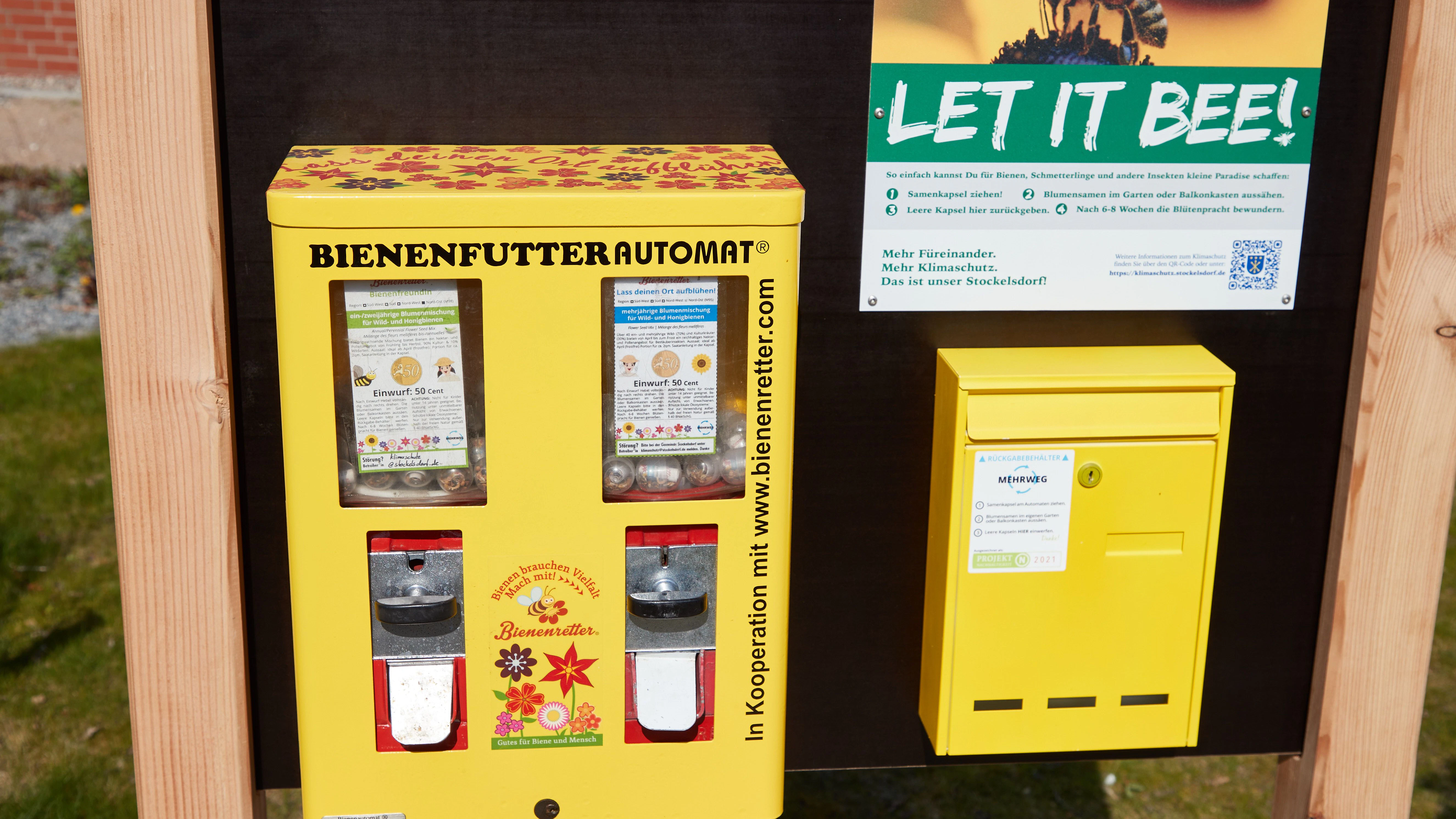 Ein gelber Automat mit der Aufschrift „Bienenfutter“ – er wurde aus einem alten Kaugummiautomaten gebaut.&nbsp;