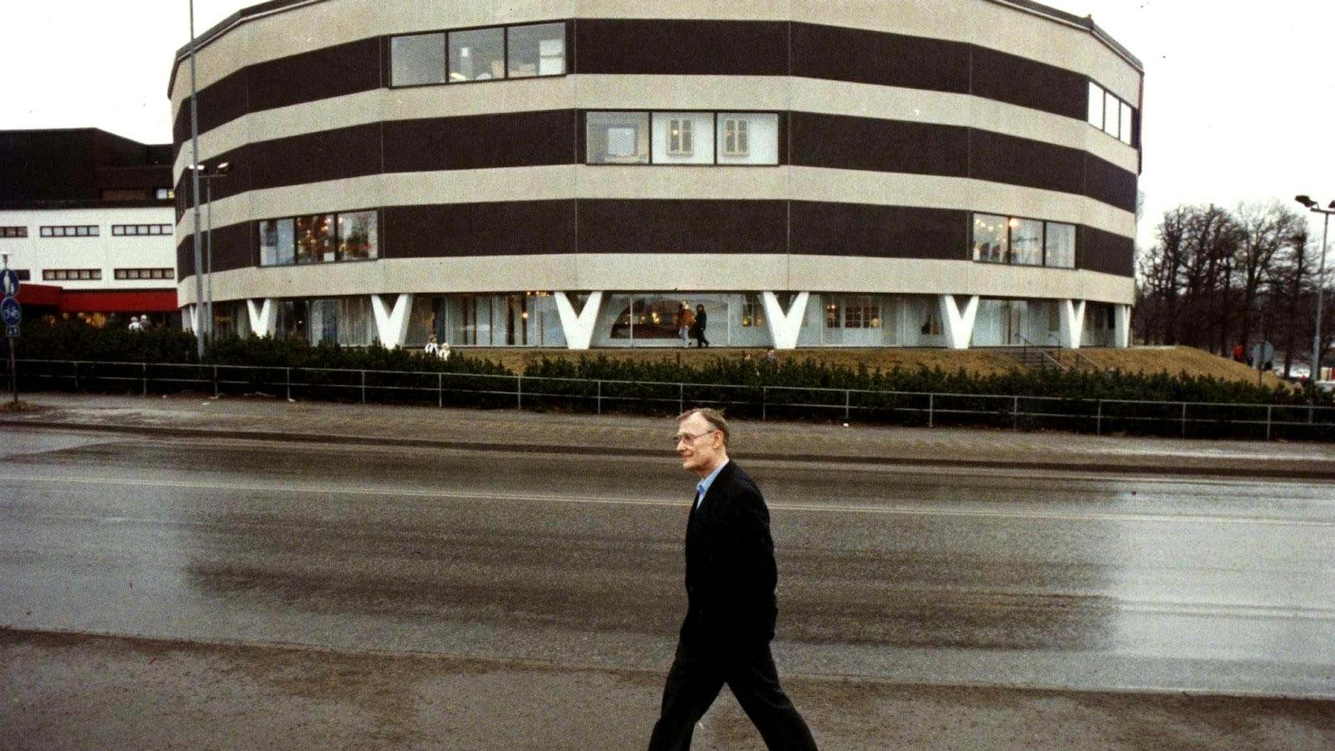 Der Ikea-Gründer Ingvar Kamprad vor dem ersten Ikea-Geschäft in Stockholm. Angeblich findet sich in jedem Haushalt mindestens ein Produkt von Ikea. 