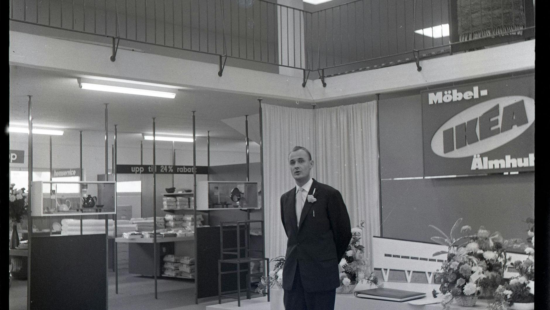 Das Bild vom 1958 zeigt den Ikea-Gründer Ingvar Kamprad, der im Foyer des ersten Ikea-Einrichtungshauses in Älmhult, Schweden, damals noch unter dem Namen Möbel-Ikéa, steht. 