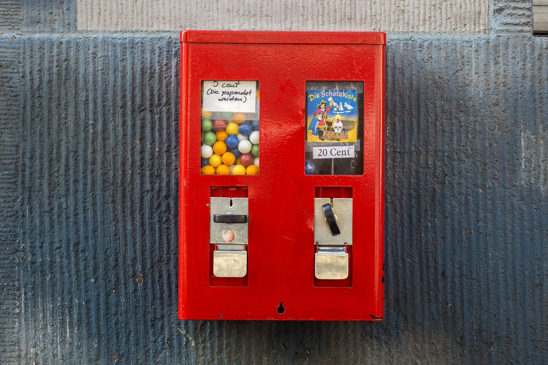 Ein Kaugummiautomat hängt an einer Mauer in Köln-Deutz. Mittlerweile sind die Automaten selten geworden. Oft werden sie aber für neue Zwecke umgebaut. 