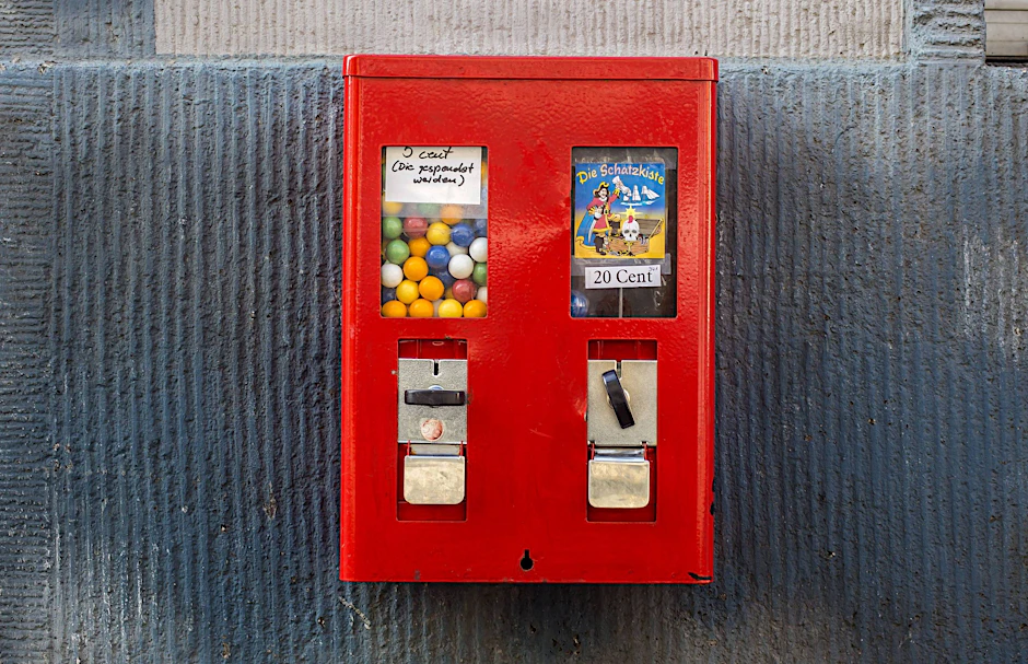 Ein Kaugummiautomat hängt an einer Mauer in Köln-Deutz. Mittlerweile sind die Automaten selten geworden. Oft werden sie aber für neue Zwecke umgebaut.&nbsp;