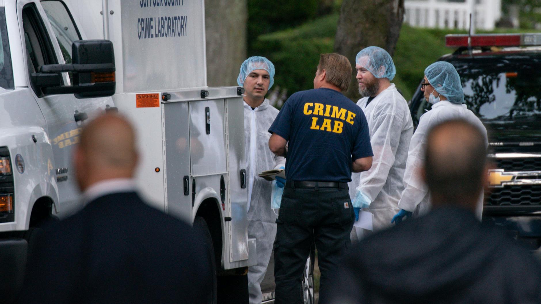 Beamte des Kriminallabors kommen zu dem Haus, in dem ein Verdächtiger gelebt haben soll, der im Zusammenhang mit einer seit 13 Jahren ungelösten Mordserie, den sogenannten Gilgo-Beach-Morden von Long Island, steht. Der 59-jährige angeklagte New Yorker Architekt Rex Heuermann soll zwischen 2007 und 2010 mindestens drei Frauen ermordet haben. 