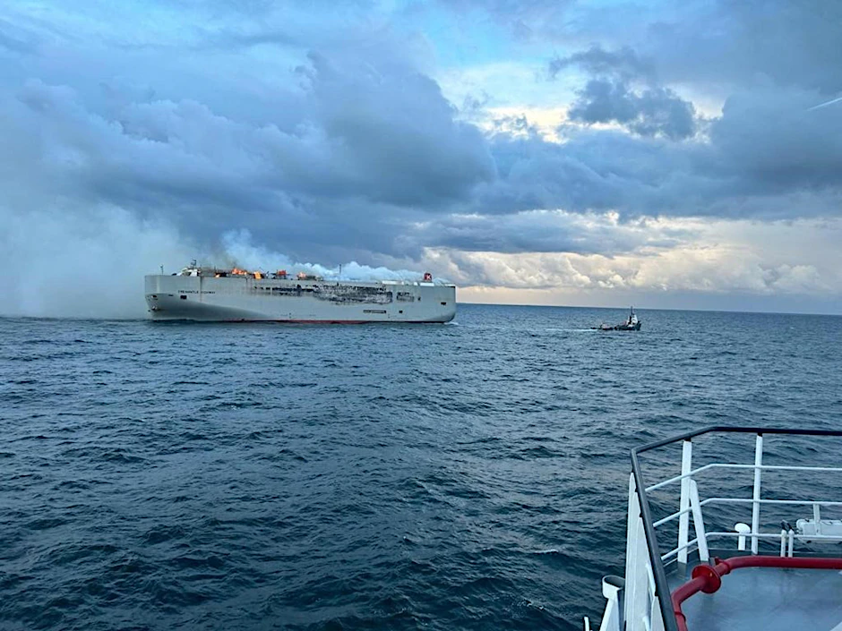 Brand auf einem Frachter mit rund 3000 Autos vor der niederländischen Insel Ameland. Bei dem Unglück ist ein Mensch ums Leben gekommen.&nbsp;