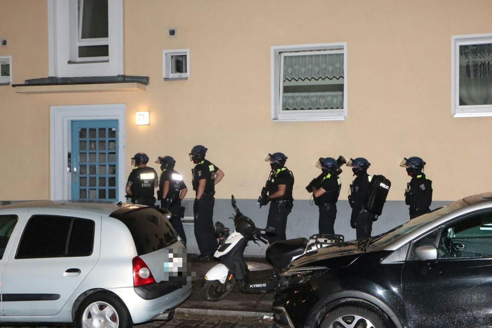 Die Polizei war mit schwer bewaffneten Beamten einer Einsatzhundertschaft im Einsatz.