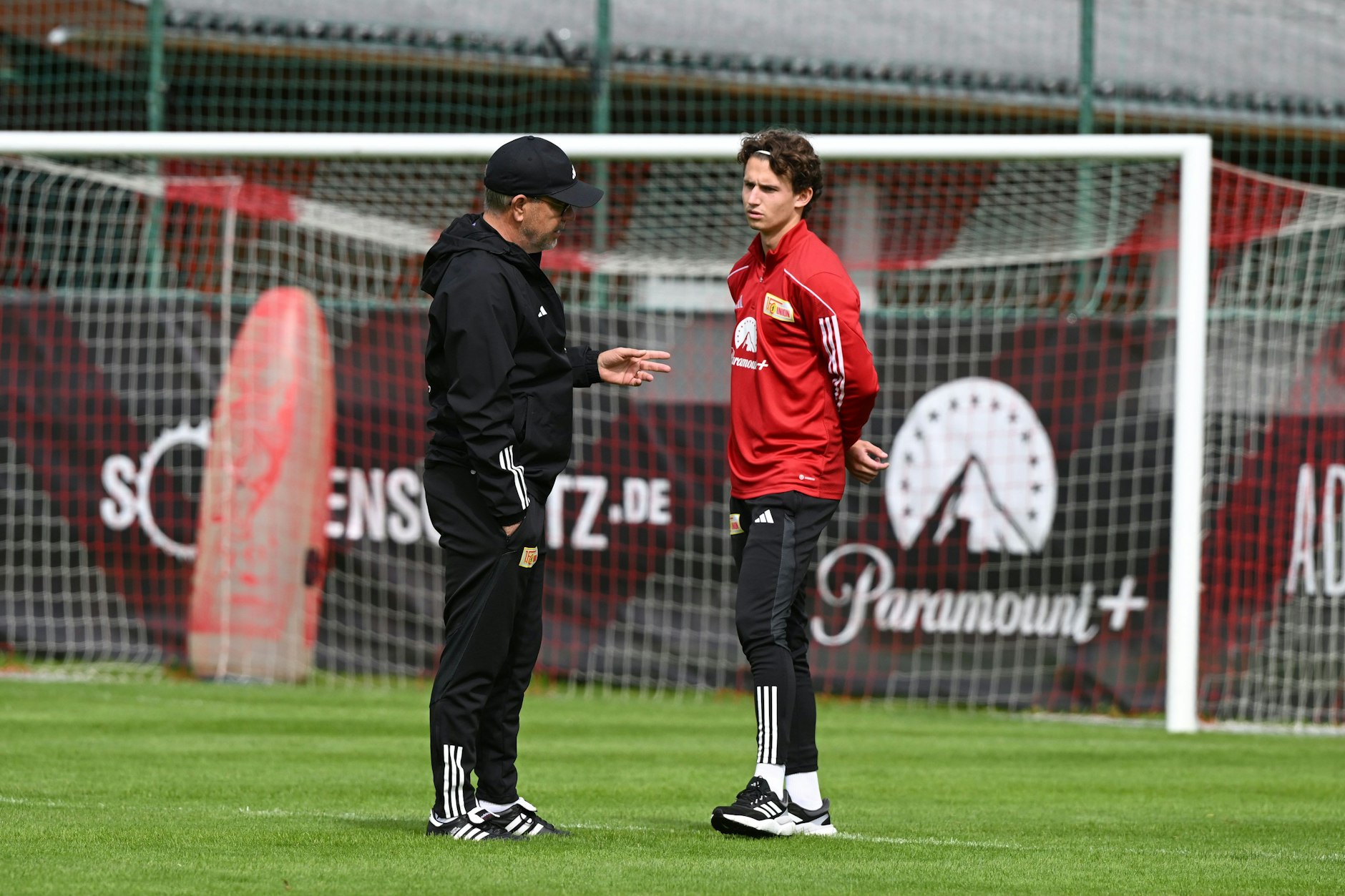 Union-Trainer Urs Fischer (l.) nahm Brenden Aaronson gleich zu Beginn des Trainingslagers zur Seite.
