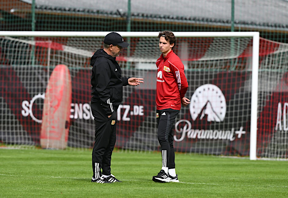 Union-Trainer Urs Fischer (l.) nahm Brenden Aaronson gleich zu Beginn des Trainingslagers zur Seite.