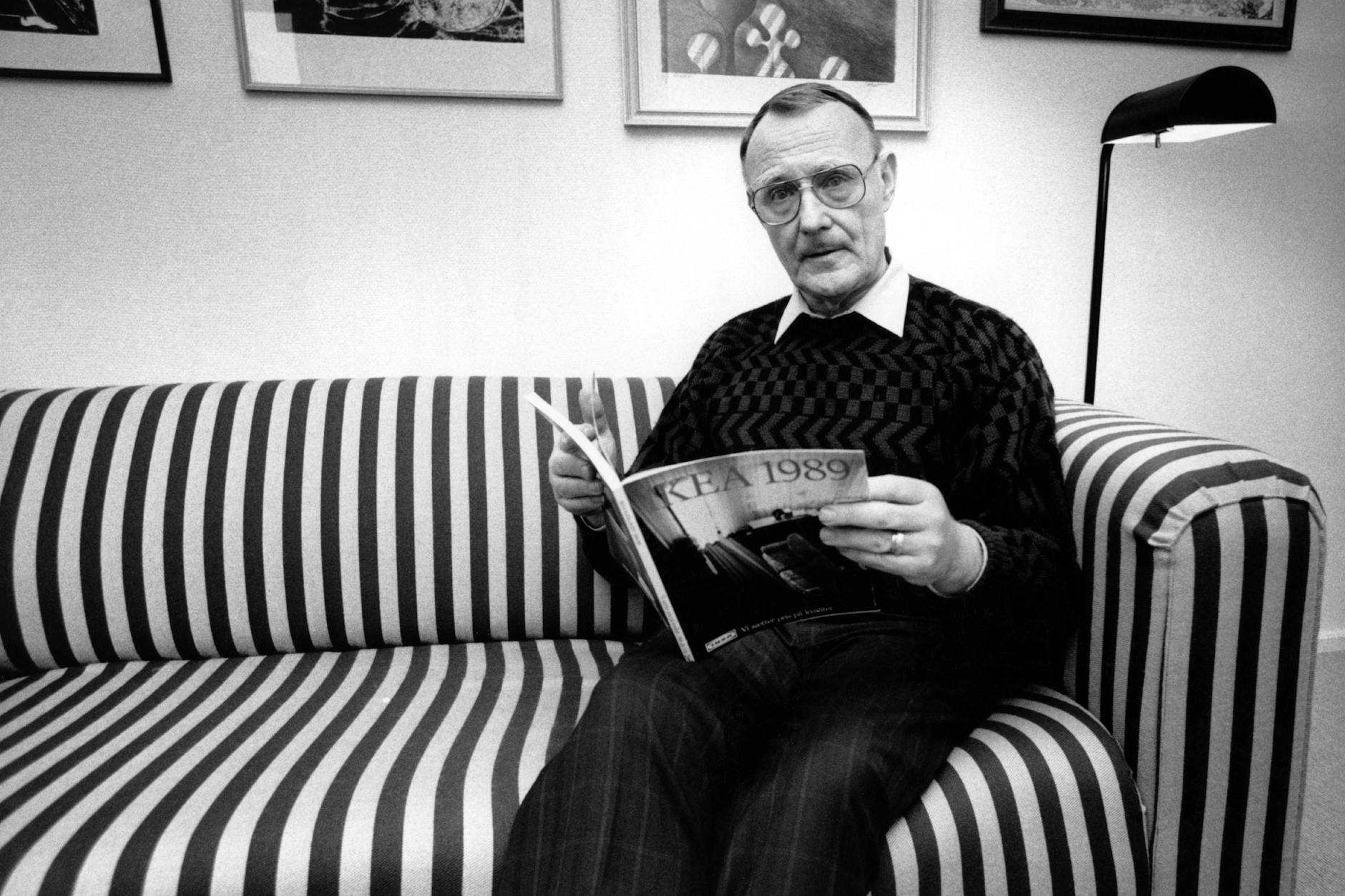 Der Ikea-Gründer Ingvar Kamprad auf einem Klippan-Sofa in einer schwedischen Ikea-Filiale