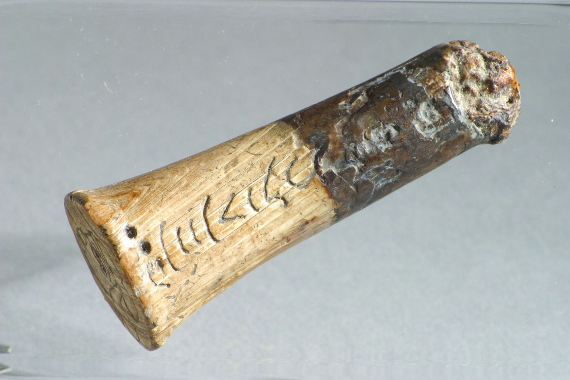 Der etwa 1800 Jahre alter Messergriff aus Elfenbein&nbsp;&nbsp;