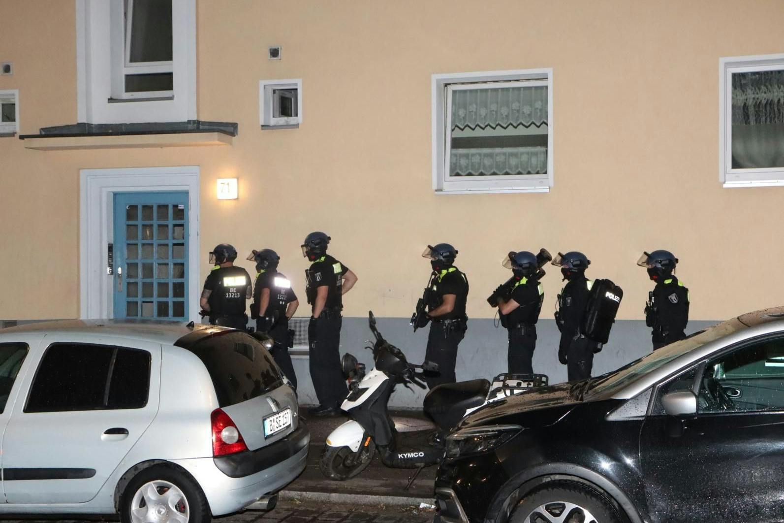 In der Straße Sieversufer waren schwer bewaffnete Polizisten unterwegs, nachdem Schüsse gefallen waren.